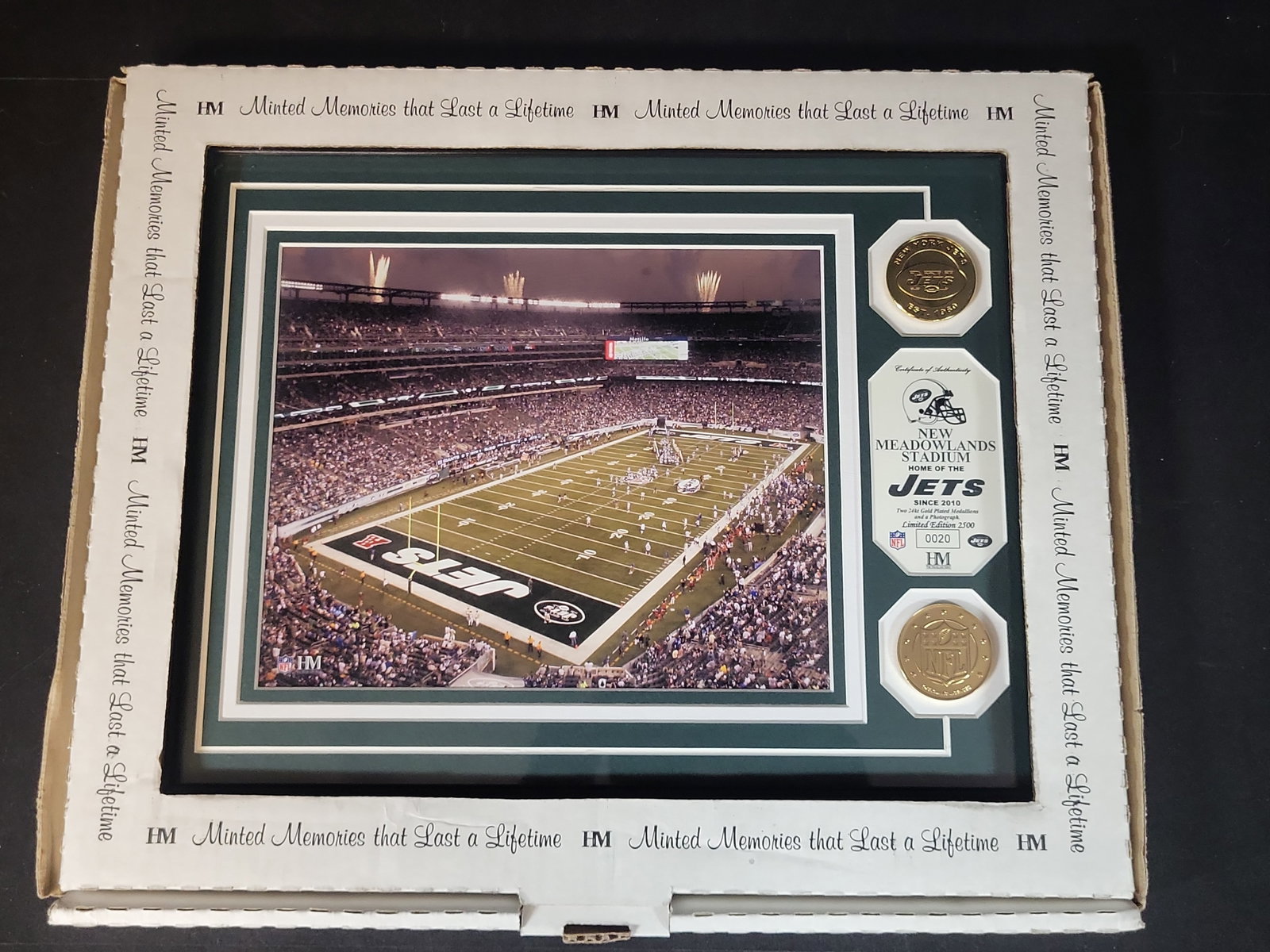 I03069 | The Highland Mint New York Jets New Meadowlands Stadium Limited Edition Framed Medallion: BID PER WHAT YOU SEE IN THE PHOTO, NOT THE AI GENERATED TITLES AND DESCRIPTIONS! The Highland Mint New York Jets New Meadowlands Stadium Limited Edition Framed Medallion and Photograph Set This commem