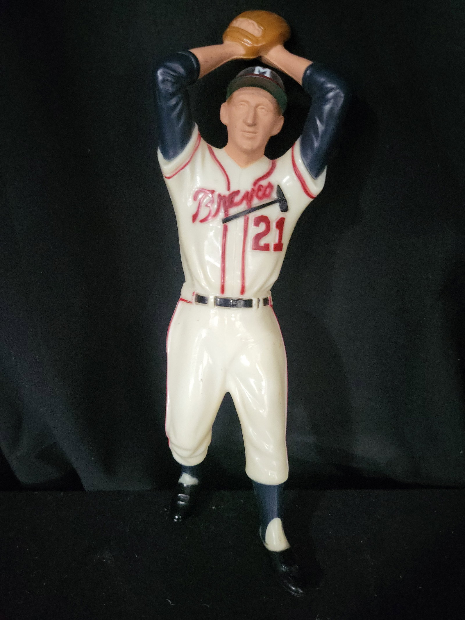 I03200 | Vintage Hartland Plastics Warren Spahn Milwaukee Braves Wall Plaque Figure: BID PER WHAT YOU SEE IN THE PHOTO, NOT THE AI GENERATED TITLES AND DESCRIPTIONS! This is a vintage molded plastic decorative figure of Hall of Fame pitcher Warren Spahn, produced by Hartland Plastics.
