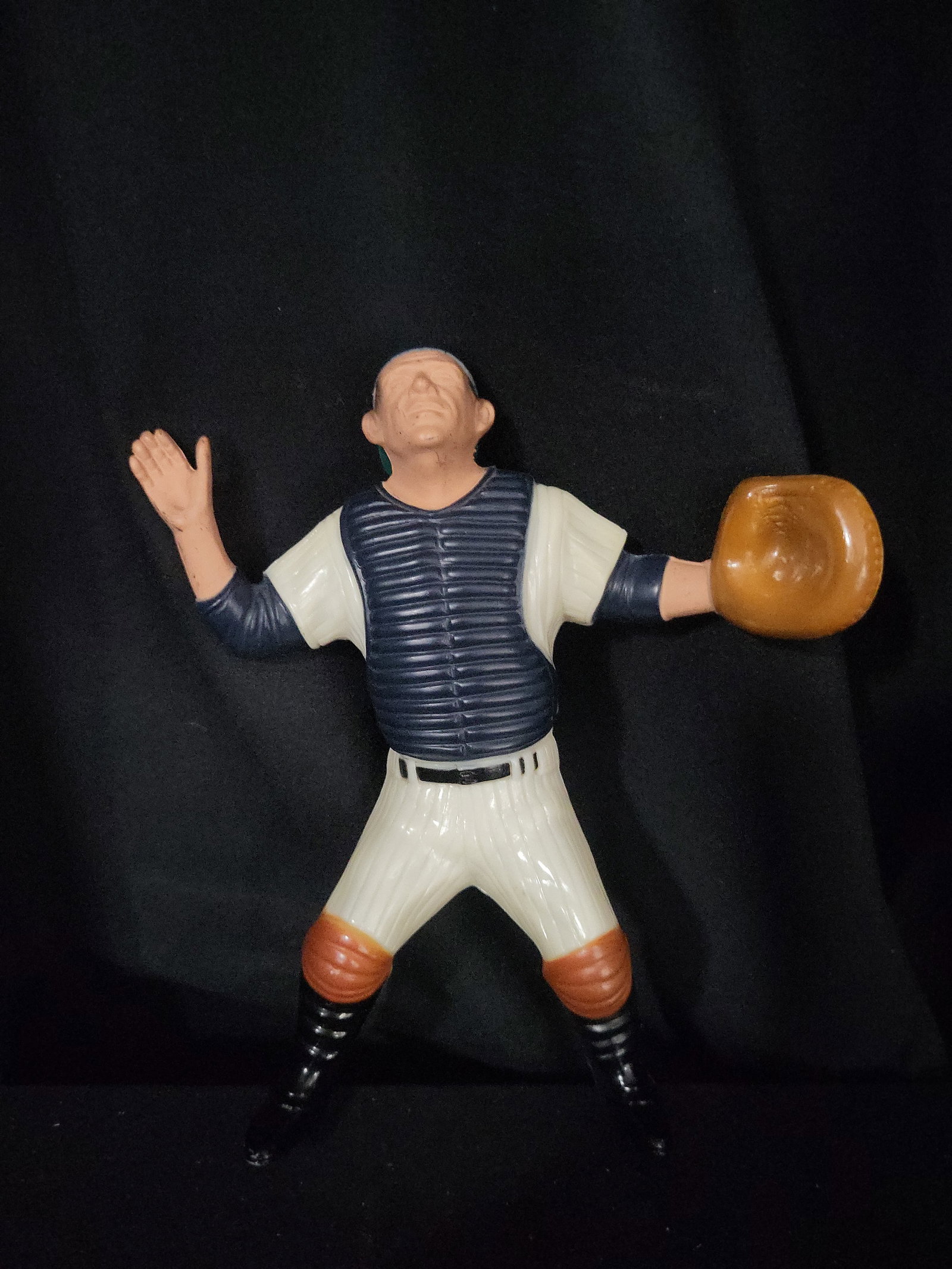 I03196 | Vintage Hartland Plastics Yogi Berra New York Yankees Baseball Figurine: BID PER WHAT YOU SEE IN THE PHOTO, NOT THE AI GENERATED TITLES AND DESCRIPTIONS! This is a vintage molded plastic figurine manufactured by Hartland Plastics, Inc., depicting New York Yankees catcher Y