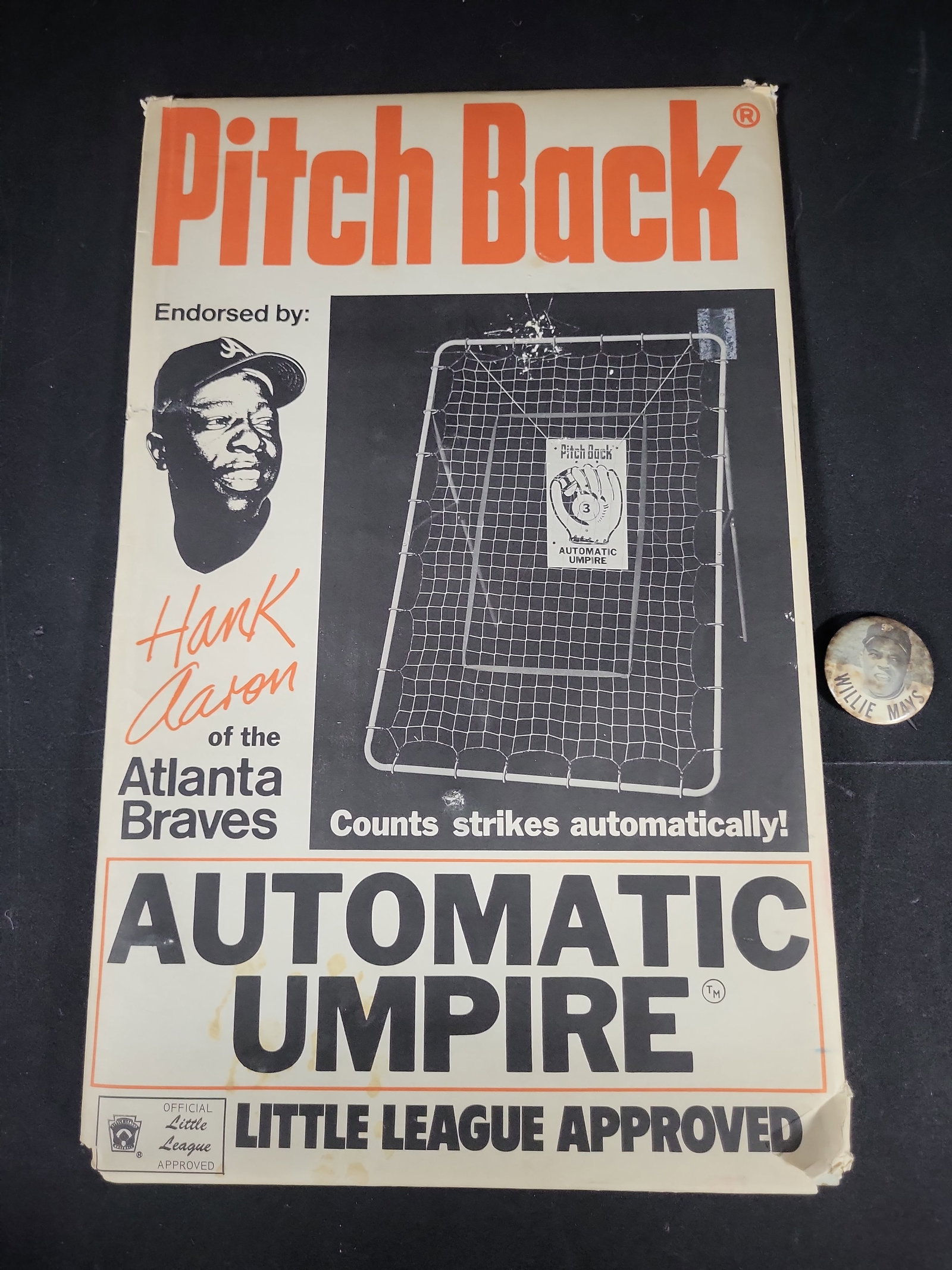 I03341 | Two Vintage Baseball Memorabilia Items featuring Hank Aaron and Willie Mays: BID PER WHAT YOU SEE IN THE PHOTO, NOT THE AI GENERATED TITLES AND DESCRIPTIONS! This lot consists of two vintage baseball memorabilia items showcasing two of the sport's legendary Hall of Fame player