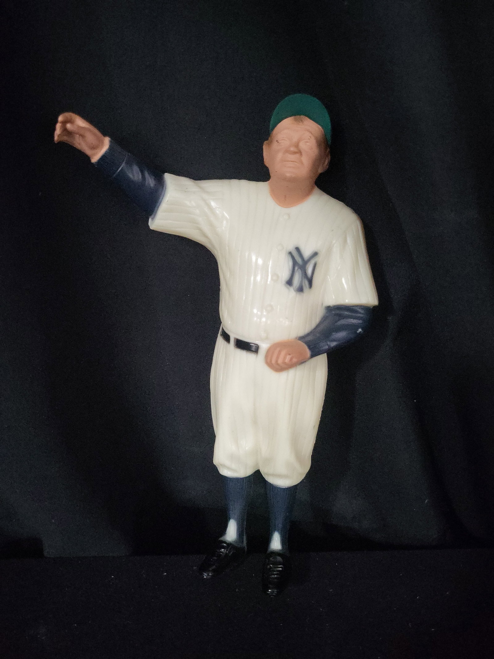 I03198 | Vintage Hartland Plastics Babe Ruth New York Yankees Baseball Figure: BID PER WHAT YOU SEE IN THE PHOTO, NOT THE AI GENERATED TITLES AND DESCRIPTIONS! A vintage molded plastic baseball figure of Hall of Famer Babe Ruth, manufactured by Hartland Plastics, Inc. The figure