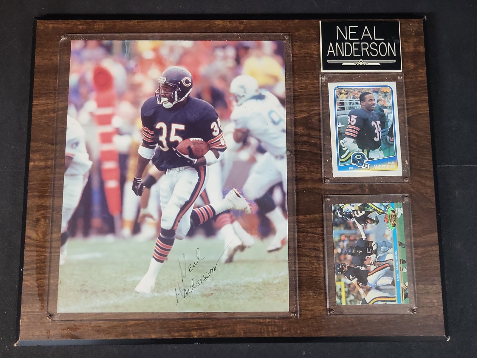 I03051 | Neal Anderson Chicago Bears Autographed Memorabilia Plaque with Two Trading Cards: BID PER WHAT YOU SEE IN THE PHOTO, NOT THE AI GENERATED TITLES AND DESCRIPTIONS! Neal Anderson Chicago Bears Autographed Memorabilia Plaque with Two Trading Cards A sports memorabilia plaque dedicated