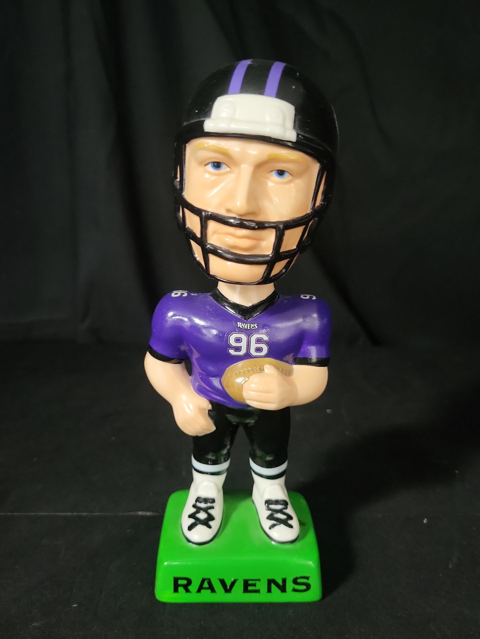 I03215 | Baltimore Ravens Ceramic Bobblehead by Sports Design Number 96: BID PER WHAT YOU SEE IN THE PHOTO, NOT THE AI GENERATED TITLES AND DESCRIPTIONS! This is a vintage licensed NFL ceramic bobblehead figurine representing a Baltimore Ravens football player, produced by