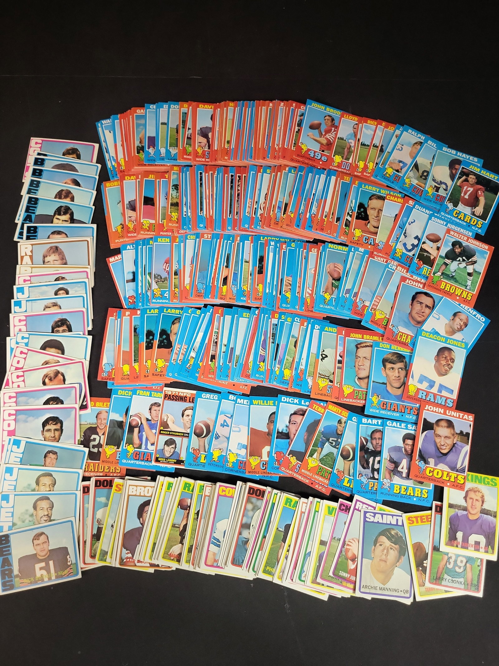 I03873 | A Collection of 1971-1973 Topps Football Cards Featuring Hall of Famers and Rookies: BID PER WHAT YOU SEE IN THE PHOTO, NOT THE AI GENERATED TITLES AND DESCRIPTIONS! This is a large collection of vintage Topps football cards spanning the years 1971, 1972, and 1973. The lot contains se