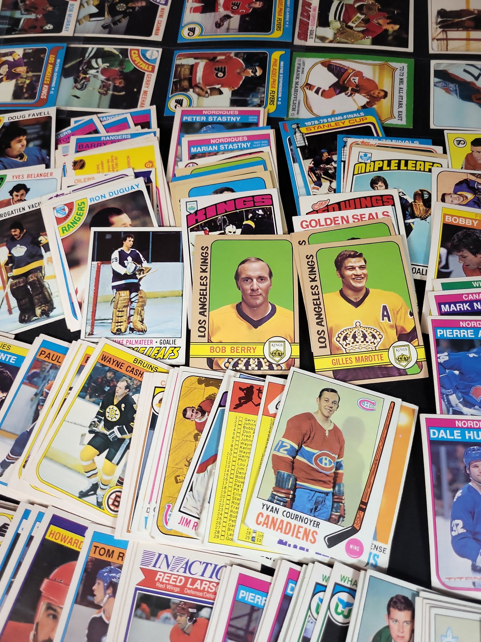 I03888 | A Collection of Vintage Topps and O-Pee-Chee NHL Hockey Trading Cards Featuring Bobby Orr: BID PER WHAT YOU SEE IN THE PHOTO, NOT THE AI GENERATED TITLES AND DESCRIPTIONS! An extensive collection of vintage National Hockey League trading cards primarily produced by Topps and O-Pee-Chee betw