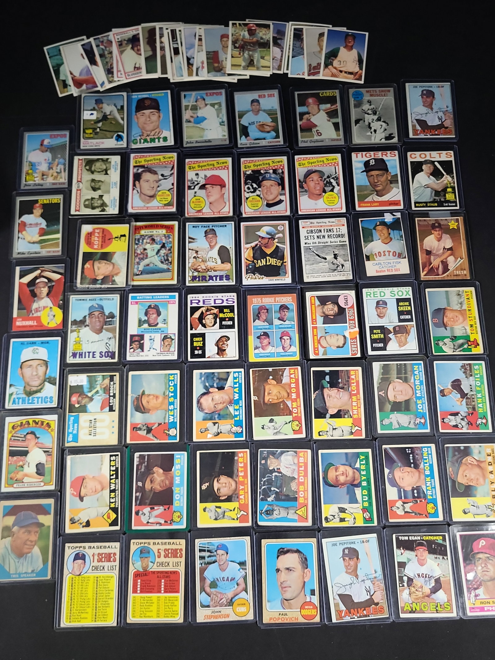 I03837 | A Collection of Vintage Topps Baseball Trading Cards 1956 to 1980: BID PER WHAT YOU SEE IN THE PHOTO, NOT THE AI GENERATED TITLES AND DESCRIPTIONS! A collection of approximately 110 to 130 vintage Topps baseball trading cards spanning two and a half decades of hobby 