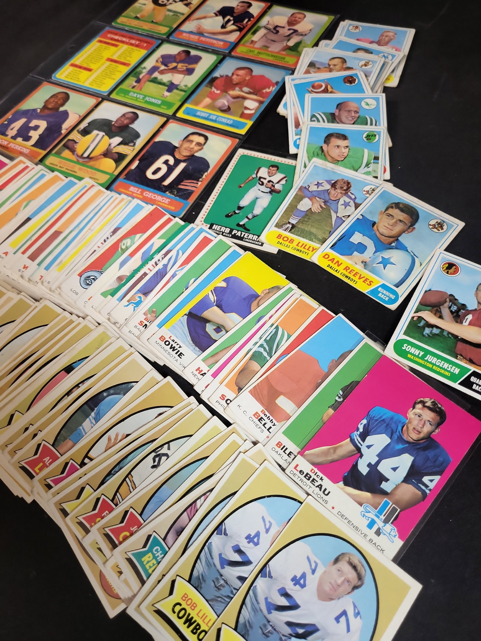 I03869 | A Collection of Vintage Topps Football Trading Cards Including 1964 Bob Lilly Rookie Card: BID PER WHAT YOU SEE IN THE PHOTO, NOT THE AI GENERATED TITLES AND DESCRIPTIONS! This collection consists of a large assortment of vintage American football trading cards produced by Topps, primarily 