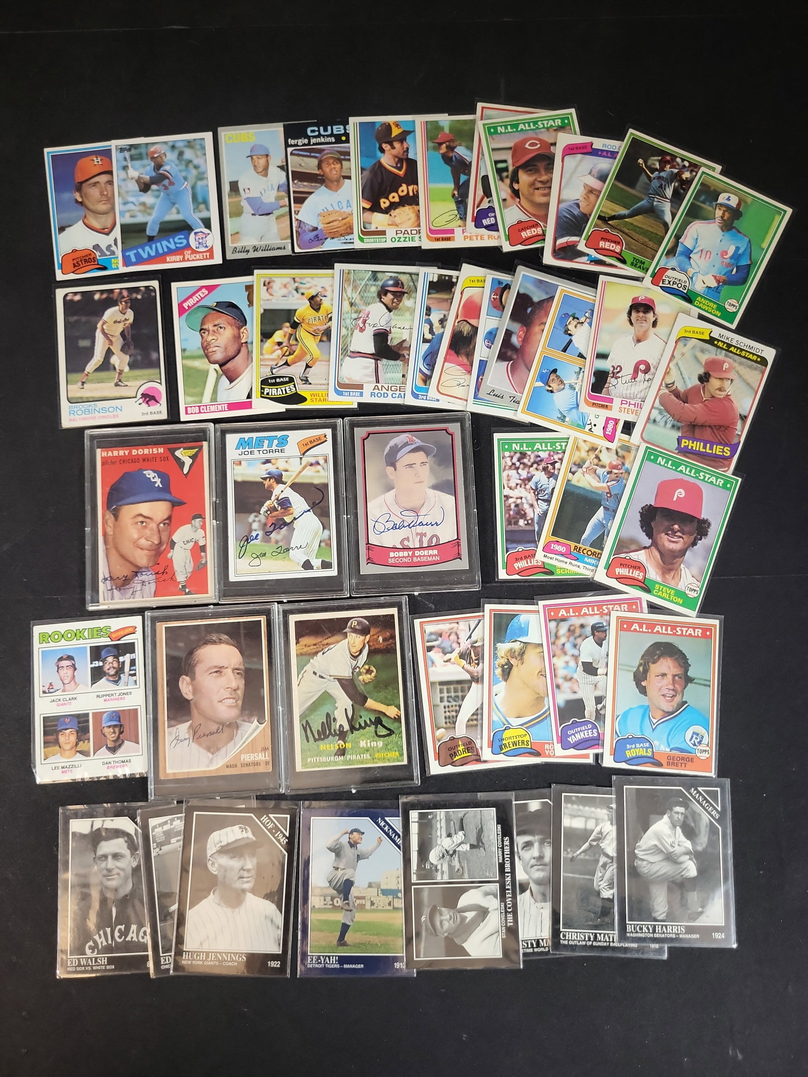 I03085 | A Collection of Vintage Topps Baseball Trading Cards Featuring Hall of Fame Stars and: BID PER WHAT YOU SEE IN THE PHOTO, NOT THE AI GENERATED TITLES AND DESCRIPTIONS! A Collection of Vintage Topps Baseball Trading Cards Featuring Hall of Fame Stars and Rookies This collection consists 