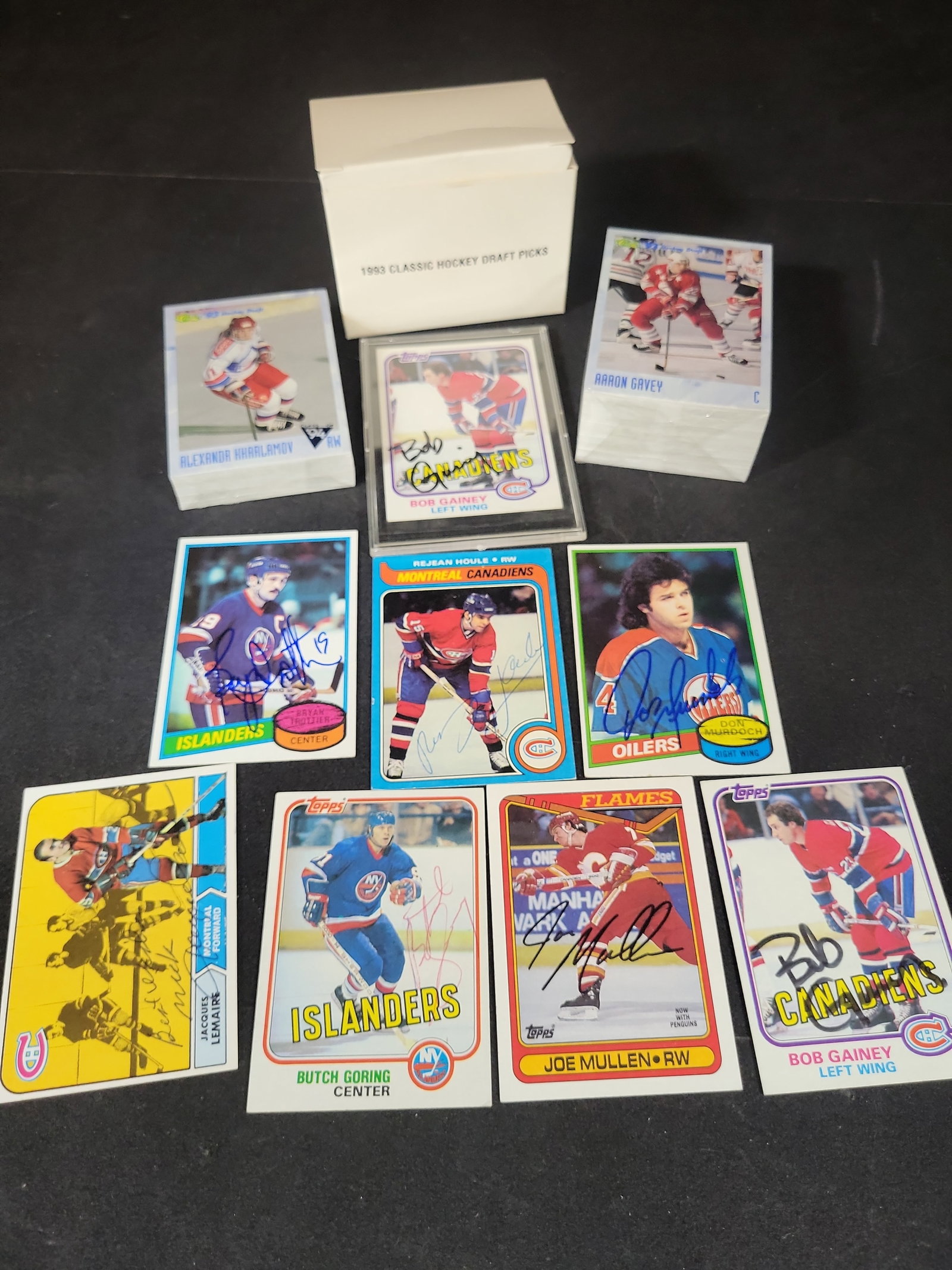I03084 | A Group of Eight Vintage Autographed Topps Hockey Cards and One 1993 Classic Hockey Draft: BID PER WHAT YOU SEE IN THE PHOTO, NOT THE AI GENERATED TITLES AND DESCRIPTIONS! A Group of Eight Vintage Autographed Topps Hockey Cards and One 1993 Classic Hockey Draft Picks Boxed Set This lot feat