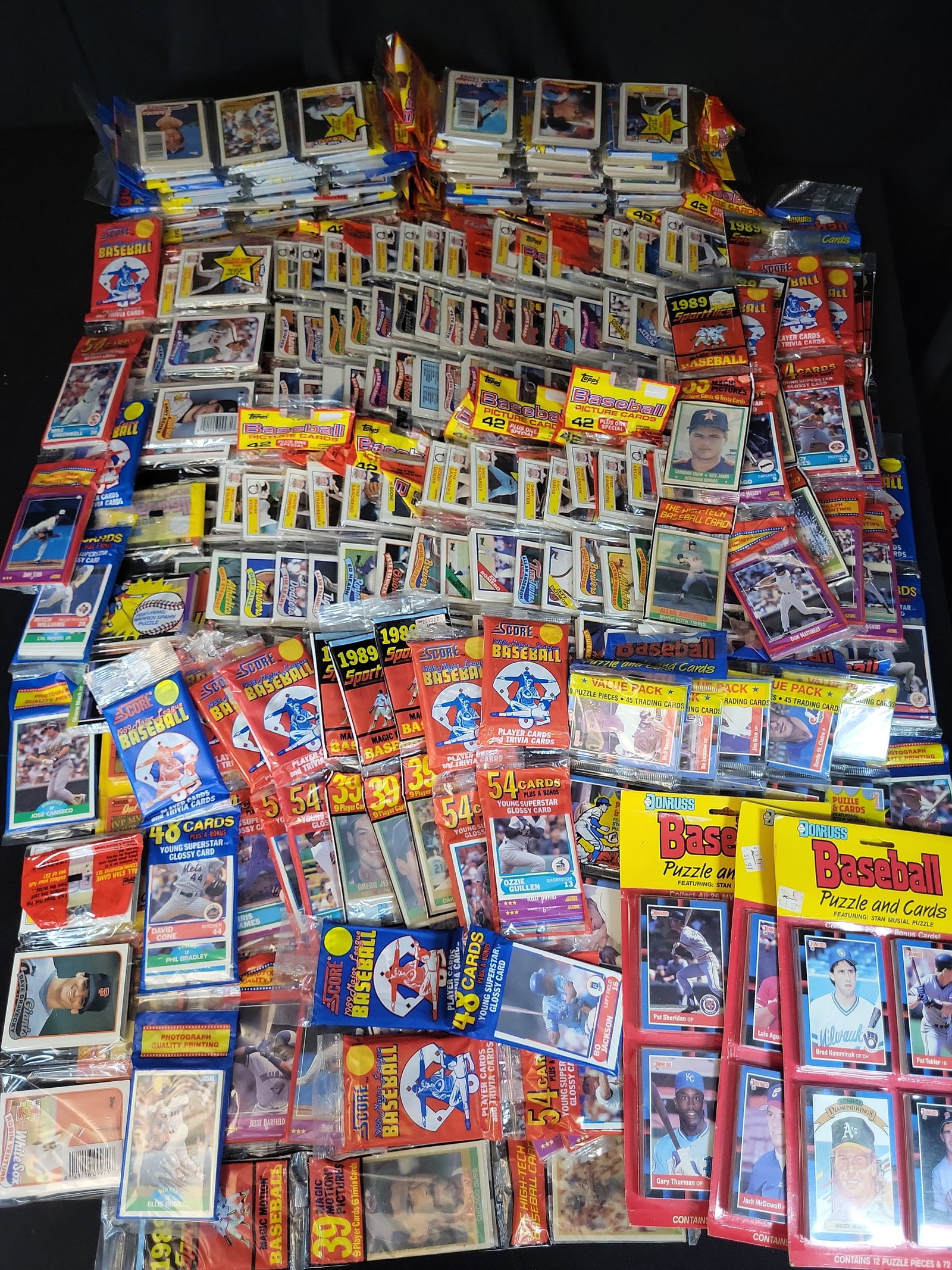 I03261 | A Large Collection of Unopened Late 1980s and Early 1990s Baseball Card Rack Packs, Cello: BID PER WHAT YOU SEE IN THE PHOTO, NOT THE AI GENERATED TITLES AND DESCRIPTIONS! This lot comprises a large assortment of unopened, factory-sealed baseball card packs from the late 1980s and early 199