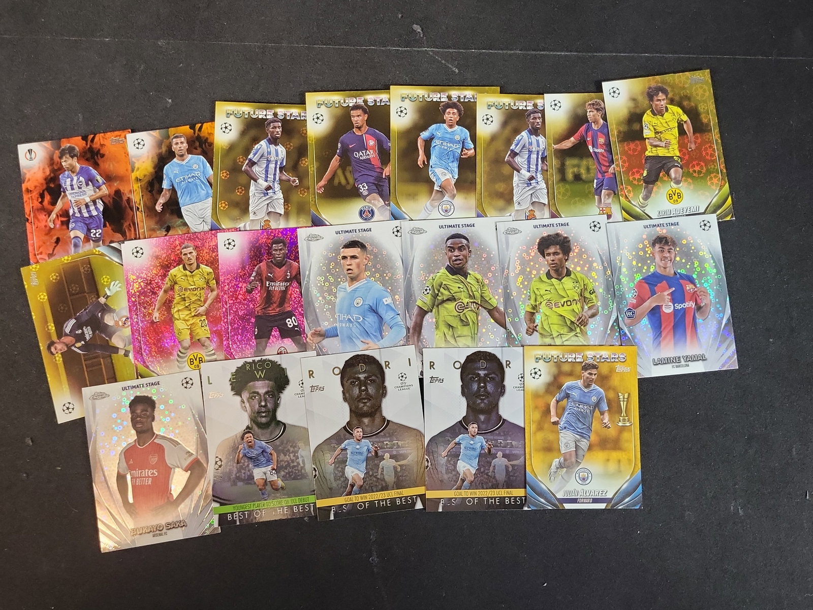 I03656 | A Collection of 20 2023-24 Topps UEFA Club Competitions Soccer Trading Cards: BID PER WHAT YOU SEE IN THE PHOTO, NOT THE AI GENERATED TITLES AND DESCRIPTIONS! A Collection of 20 2023-24 Topps UEFA Club Competitions Soccer Trading Cards This collection consists of 20 modern socc