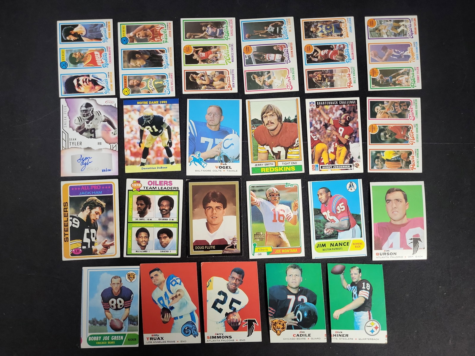 I03312 | An Assortment of Vintage and Modern Sports Trading Cards Including Topps Football and: BID PER WHAT YOU SEE IN THE PHOTO, NOT THE AI GENERATED TITLES AND DESCRIPTIONS! A collection of vintage and modern sports trading cards featuring both football and basketball subjects, primarily issu