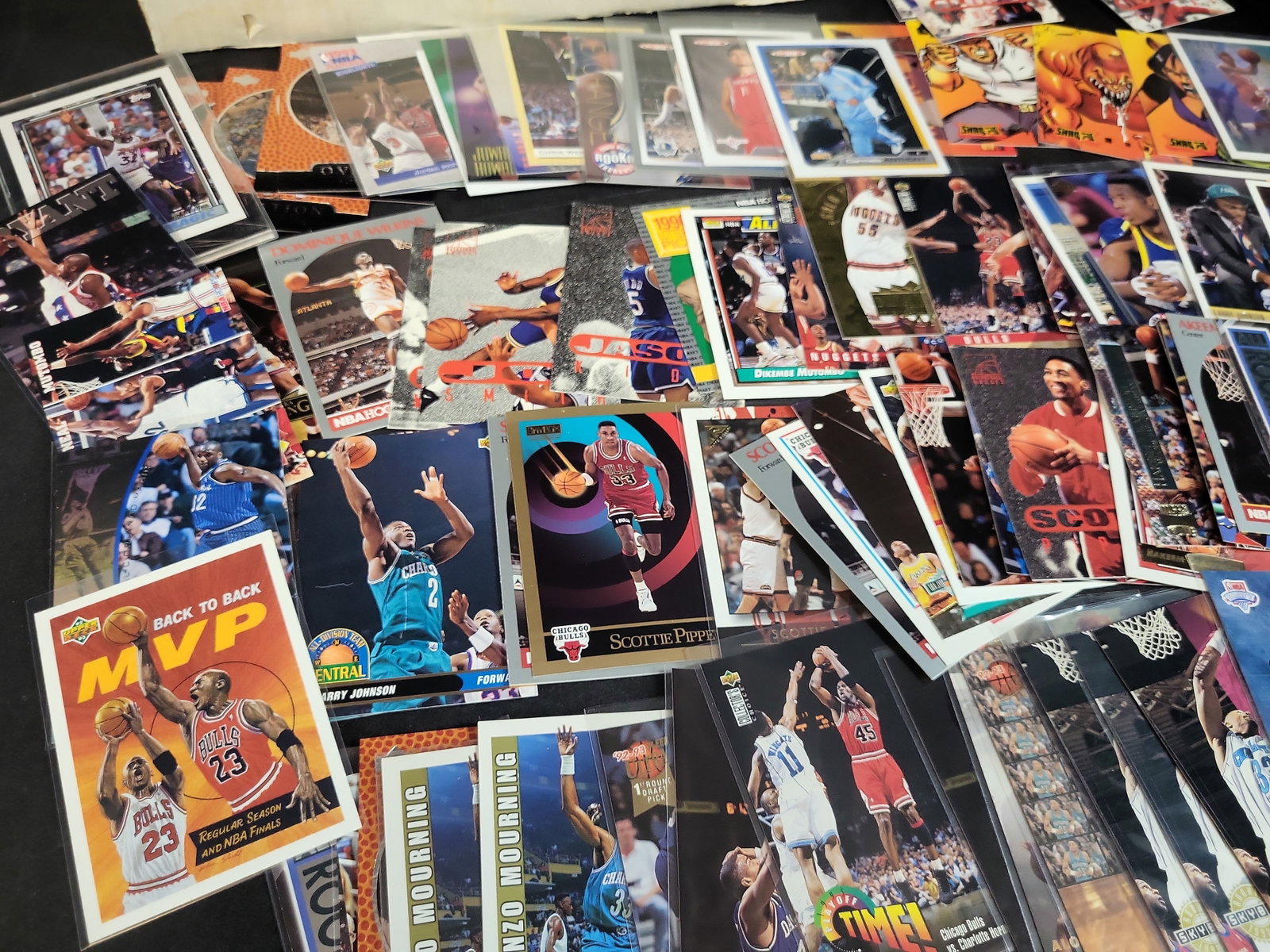 I03802 | A Large Collection of Vintage and Modern NBA Basketball Trading Cards (1 of 9)