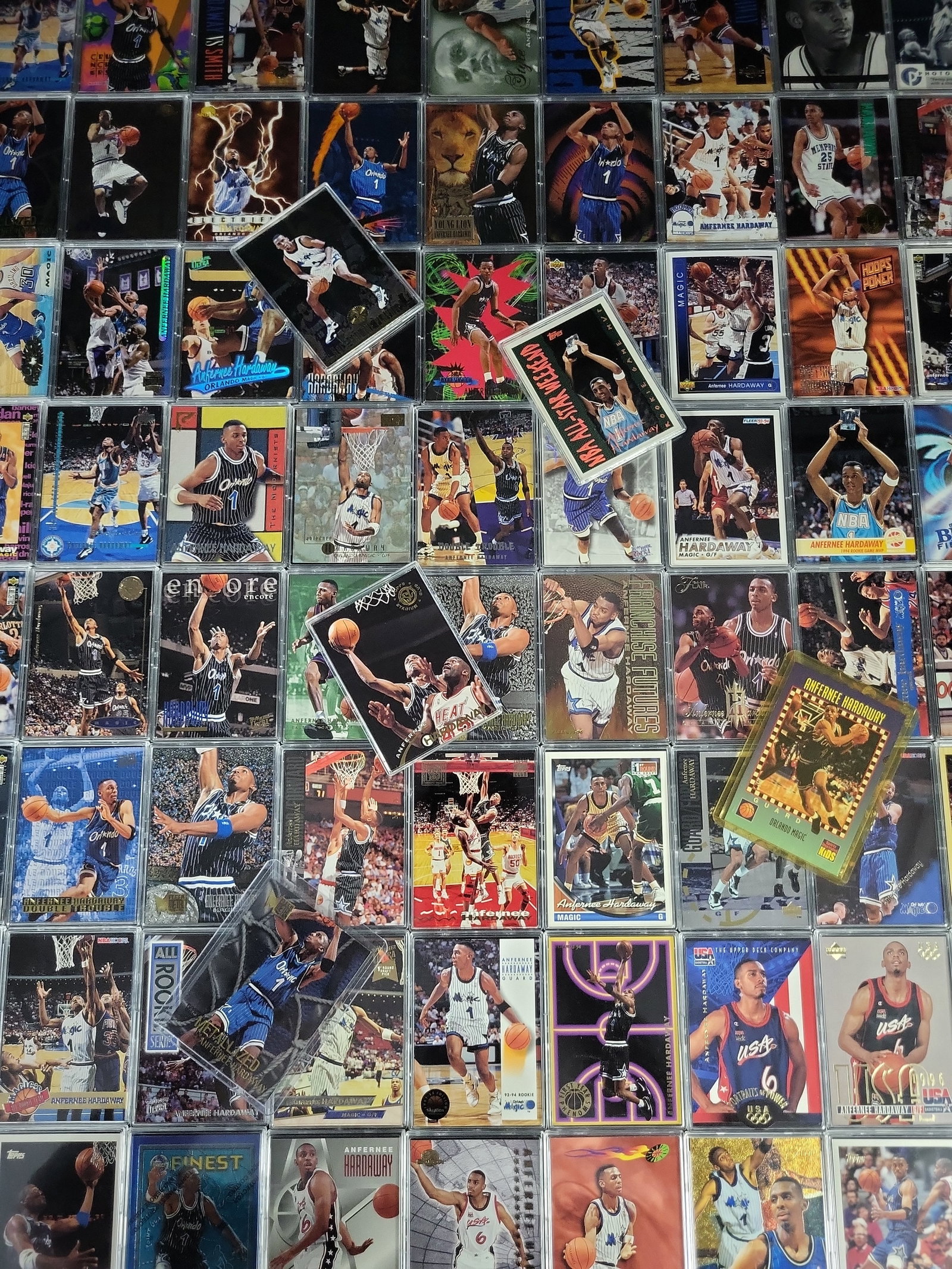 I03820 | An Assortment of Anfernee Penny Hardaway Basketball Trading Cards: BID PER WHAT YOU SEE IN THE PHOTO, NOT THE AI GENERATED TITLES AND DESCRIPTIONS! This lot consists of an assortment of vintage 1990s NBA basketball trading cards featuring Anfernee Penny Hardaway duri