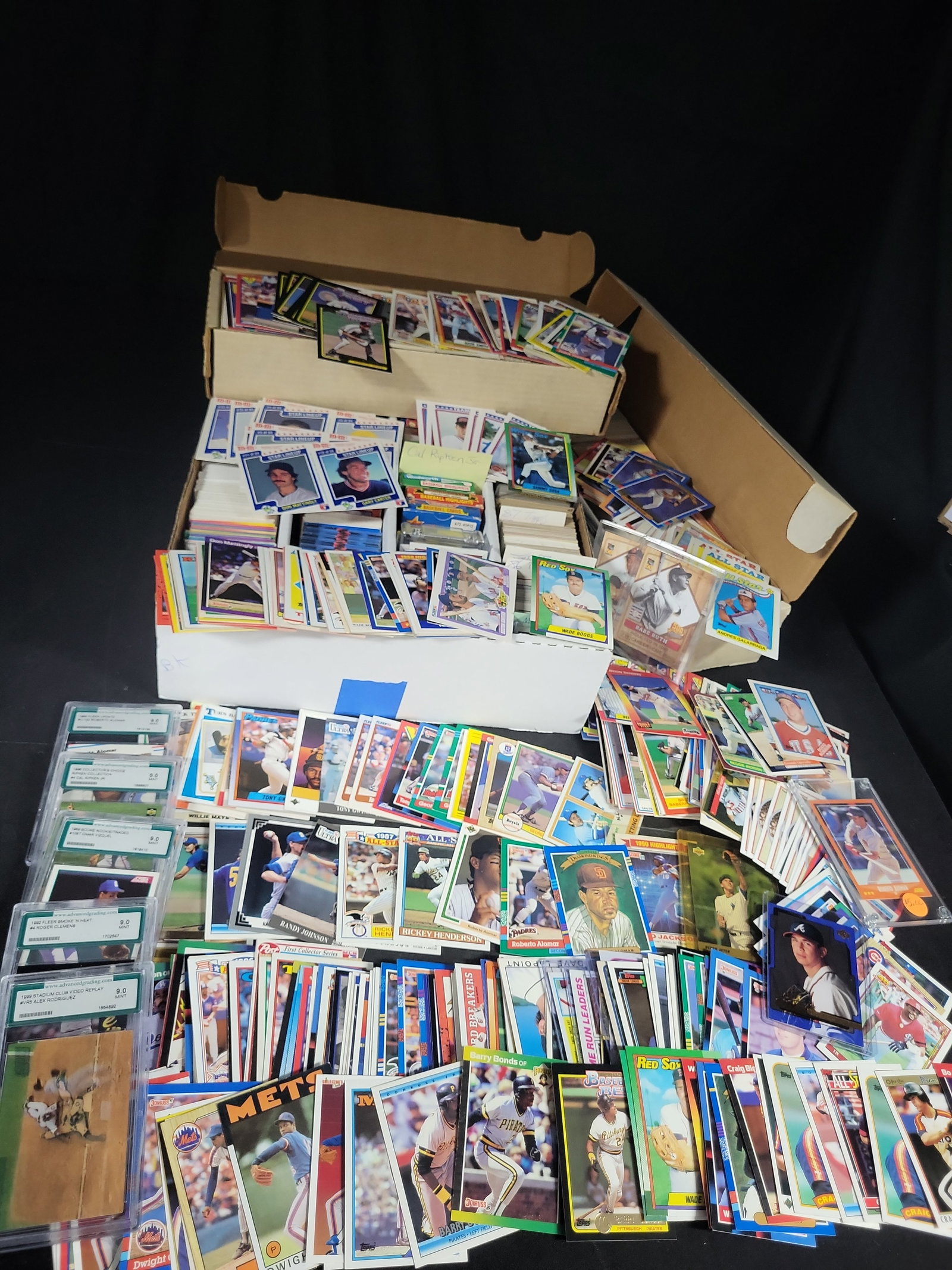 I03825 | A Collection of Late 20th-Century Baseball Trading Cards Including 1993 Upper Deck Derek: BID PER WHAT YOU SEE IN THE PHOTO, NOT THE AI GENERATED TITLES AND DESCRIPTIONS! An extensive collection of baseball trading cards dating from the late 1980s through the late 1990s. The assortment fea
