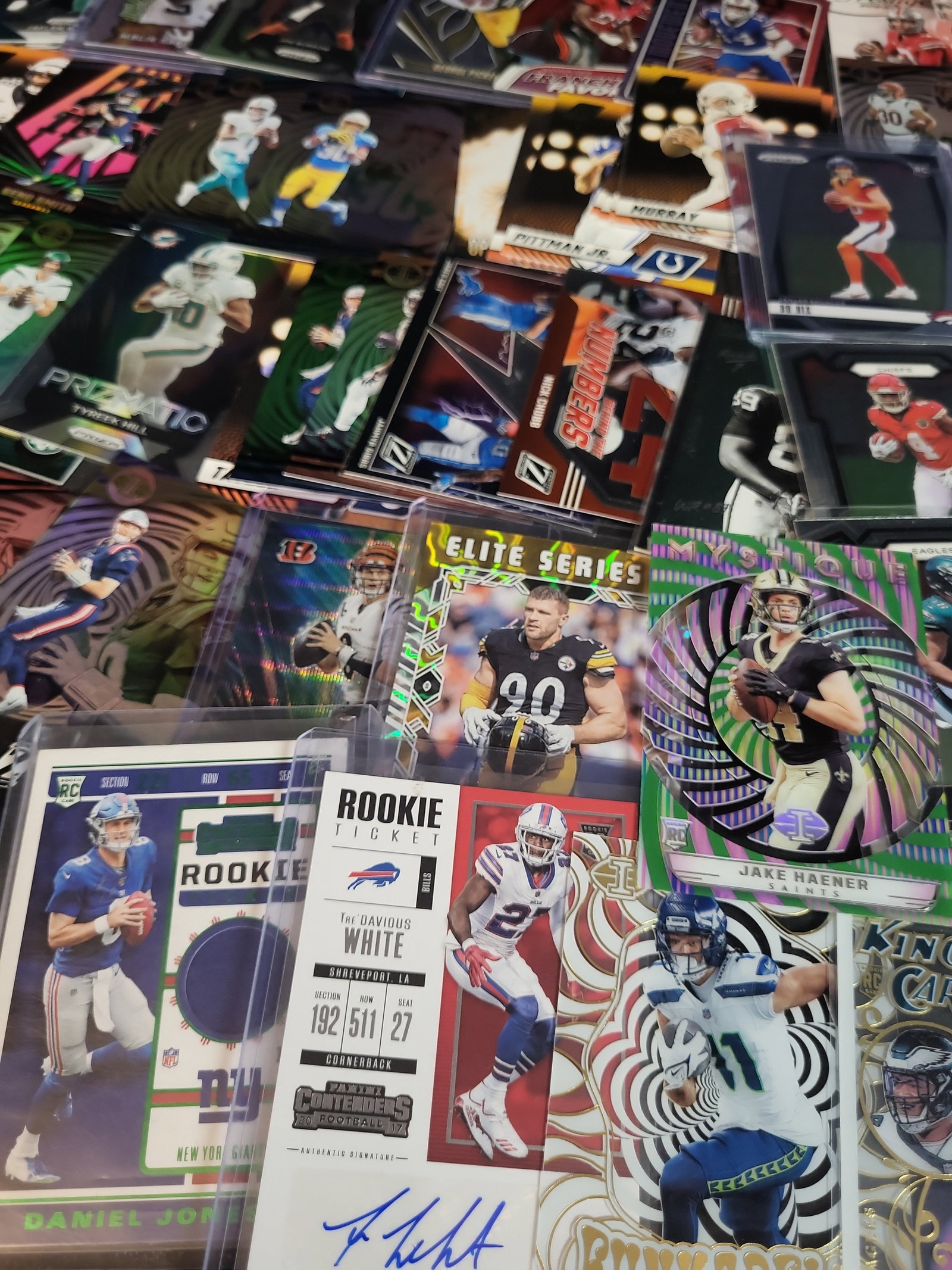 I03890 | A Collection of Modern NFL Football Trading Cards including Autographs, Memorabilia, and: BID PER WHAT YOU SEE IN THE PHOTO, NOT THE AI GENERATED TITLES AND DESCRIPTIONS! A collection of approximately 100+ modern NFL football trading cards issued primarily by Panini across several brands i