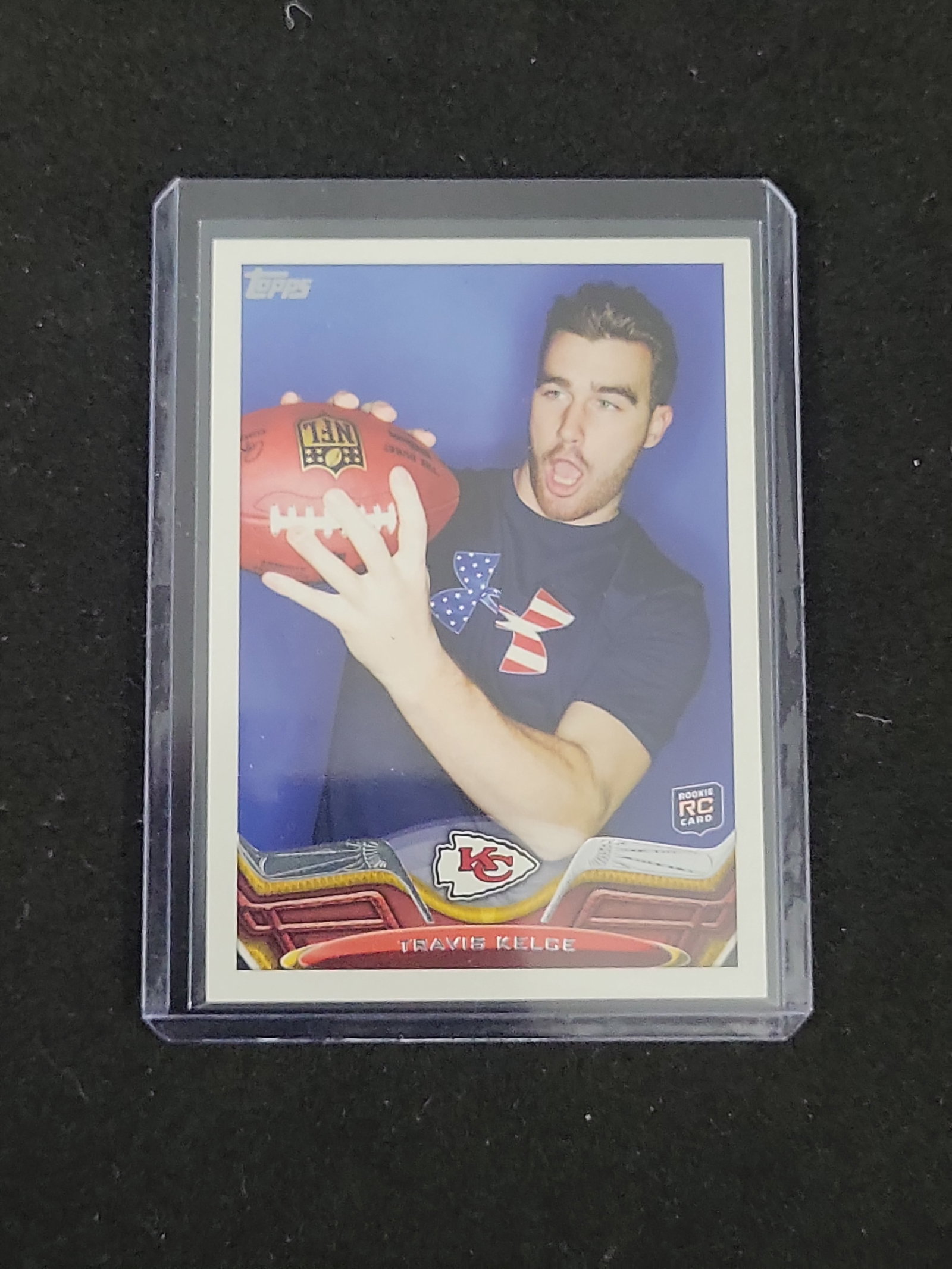 I01330 | 2013 Topps Travis Kelce Rookie Card #31 Kansas City Chiefs: BID PER WHAT YOU SEE IN THE PHOTO, NOT THE AI GENERATED TITLES AND DESCRIPTIONS! 2013 Topps Travis Kelce Rookie Card #31 Kansas City Chiefs A 2013 Topps football trading card featuring player Travis K