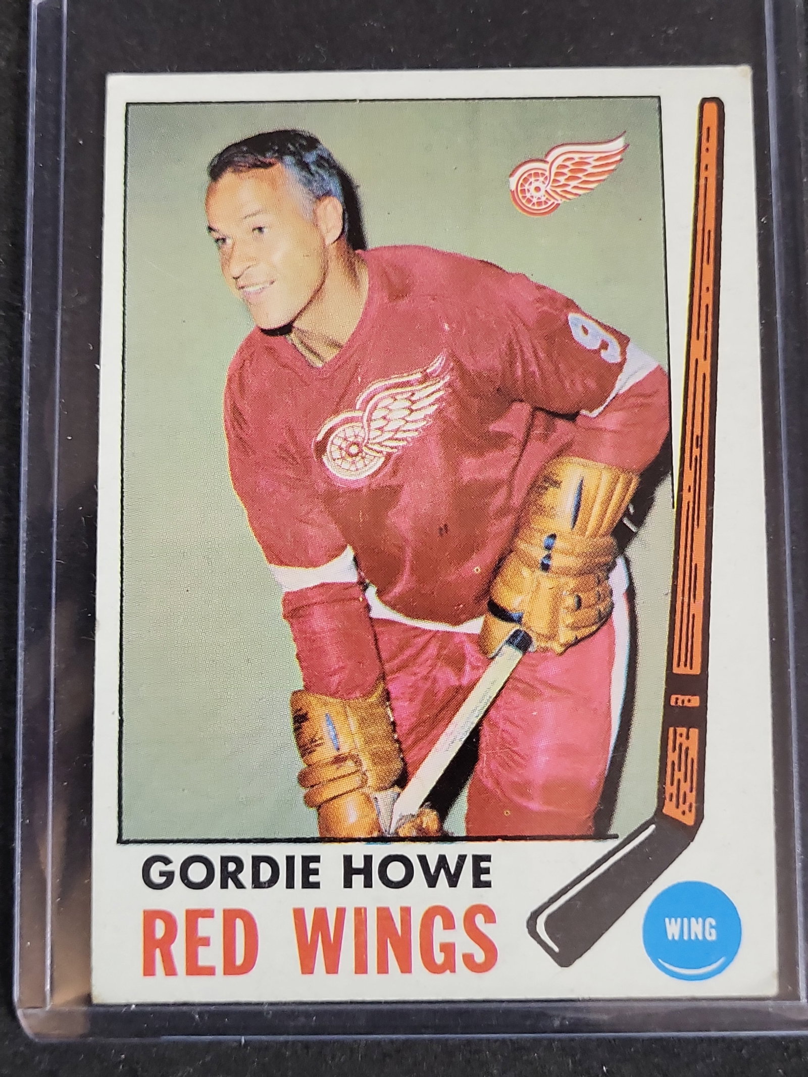 I03889 | 1969-70 Topps Hockey Gordie Howe #61 Detroit Red Wings: BID PER WHAT YOU SEE IN THE PHOTO, NOT THE AI GENERATED TITLES AND DESCRIPTIONS! A vintage 1969-70 Topps hockey card featuring Hall of Fame player Gordie Howe of the Detroit Red Wings. The front of th