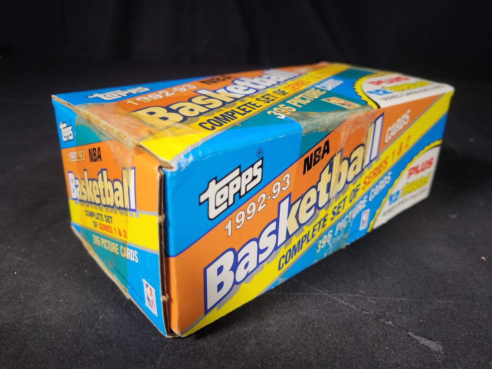 I03806 | 1992-93 Topps NBA Basketball Complete Factory Set Series 1 and 2: BID PER WHAT YOU SEE IN THE PHOTO, NOT THE AI GENERATED TITLES AND DESCRIPTIONS! This 1992-93 Topps NBA Basketball complete set includes both Series 1 and Series 2 cards, totaling 396 picture cards pl
