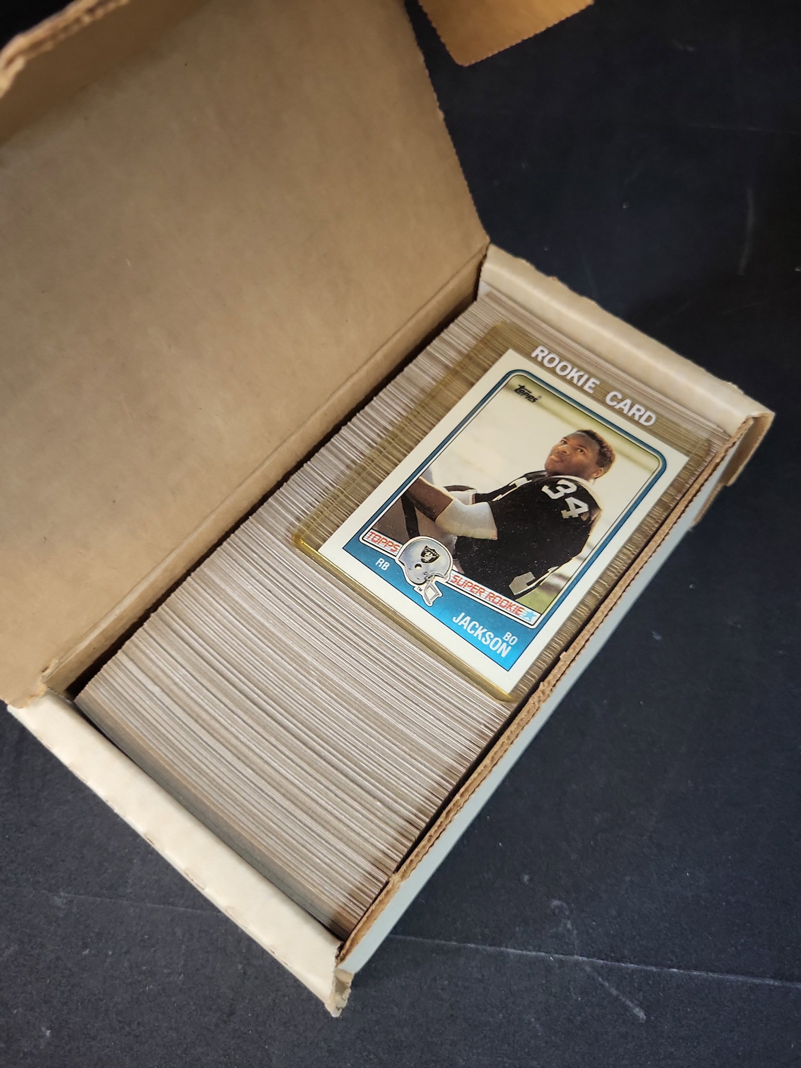 I03262 | 1988 Topps Football Complete Set of 396 Trading Cards Featuring Bo Jackson Rookie Card: BID PER WHAT YOU SEE IN THE PHOTO, NOT THE AI GENERATED TITLES AND DESCRIPTIONS! A complete set of 1988 Topps football trading cards, consisting of 396 standard cards. The collection features the nota