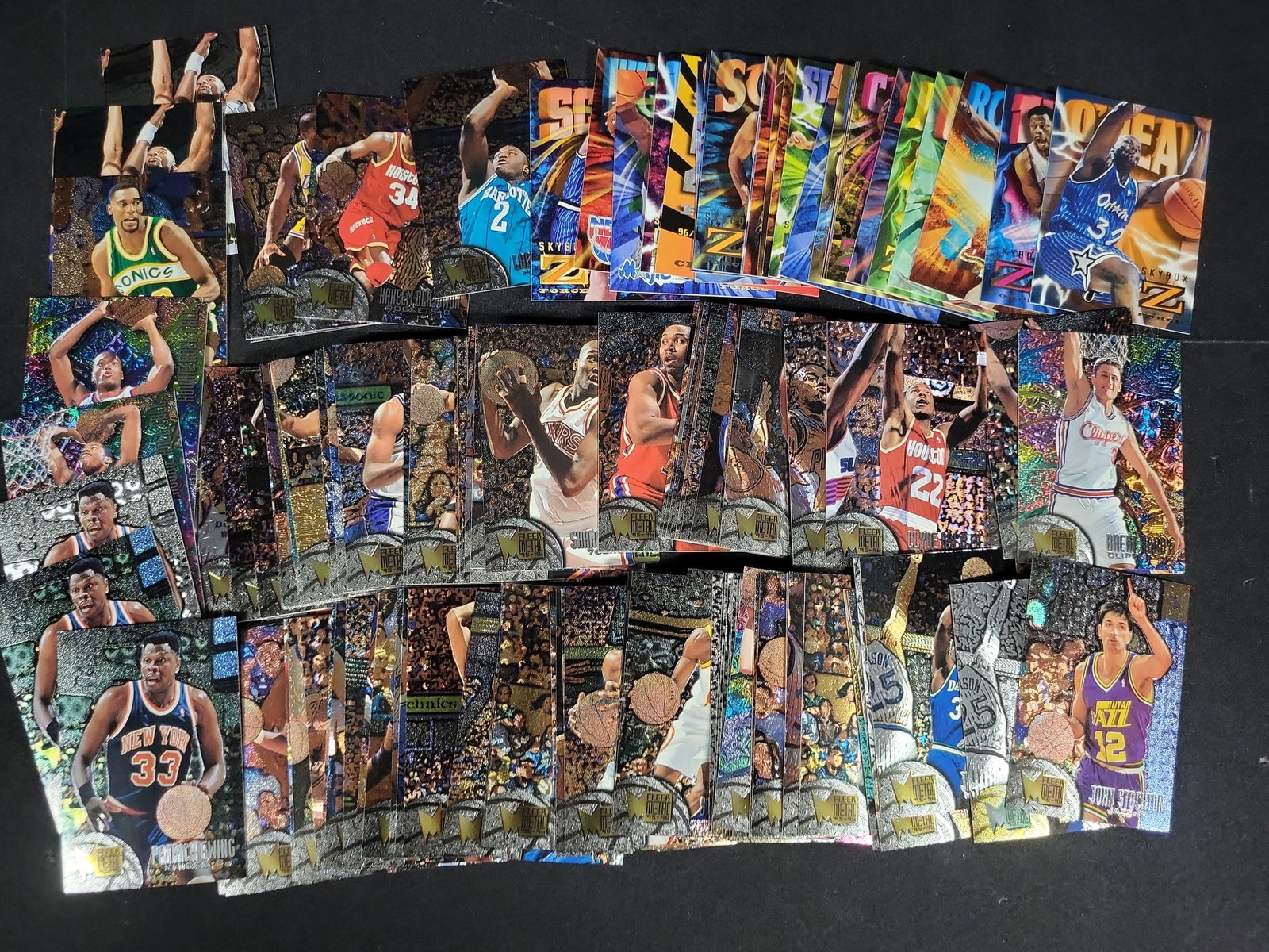 I03803 | A Collection of 1995-96 Fleer Metal and Skybox Z-Force NBA Basketball Cards: BID PER WHAT YOU SEE IN THE PHOTO, NOT THE AI GENERATED TITLES AND DESCRIPTIONS! A collection of 1995-96 Fleer Metal and Skybox Z-Force NBA basketball trading cards. The Fleer Metal series is identifi