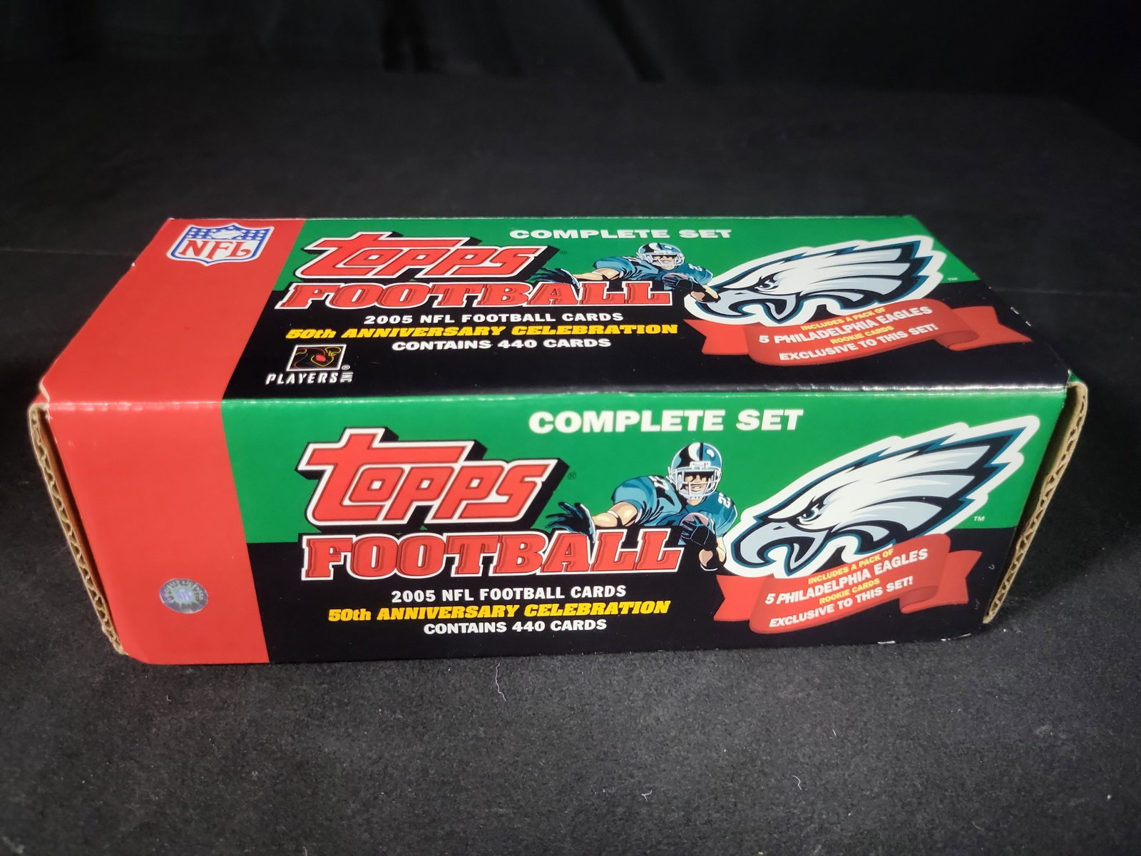 I03827 | 2005 Topps Football Complete Factory Set Philadelphia Eagles Edition: BID PER WHAT YOU SEE IN THE PHOTO, NOT THE AI GENERATED TITLES AND DESCRIPTIONS! This lot features a 2005 Topps NFL Football 50th Anniversary Celebration complete factory set. The set consists of 440 