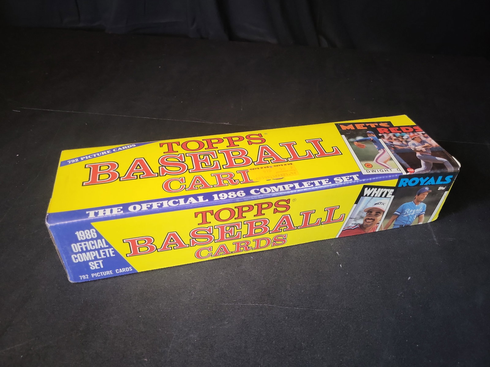 I03265 | 1986 Topps Baseball Official Complete Factory Sealed Set 792 Cards: BID PER WHAT YOU SEE IN THE PHOTO, NOT THE AI GENERATED TITLES AND DESCRIPTIONS! This is an official complete factory-sealed baseball card set manufactured by Topps in 1986. The set contains 792 pictu