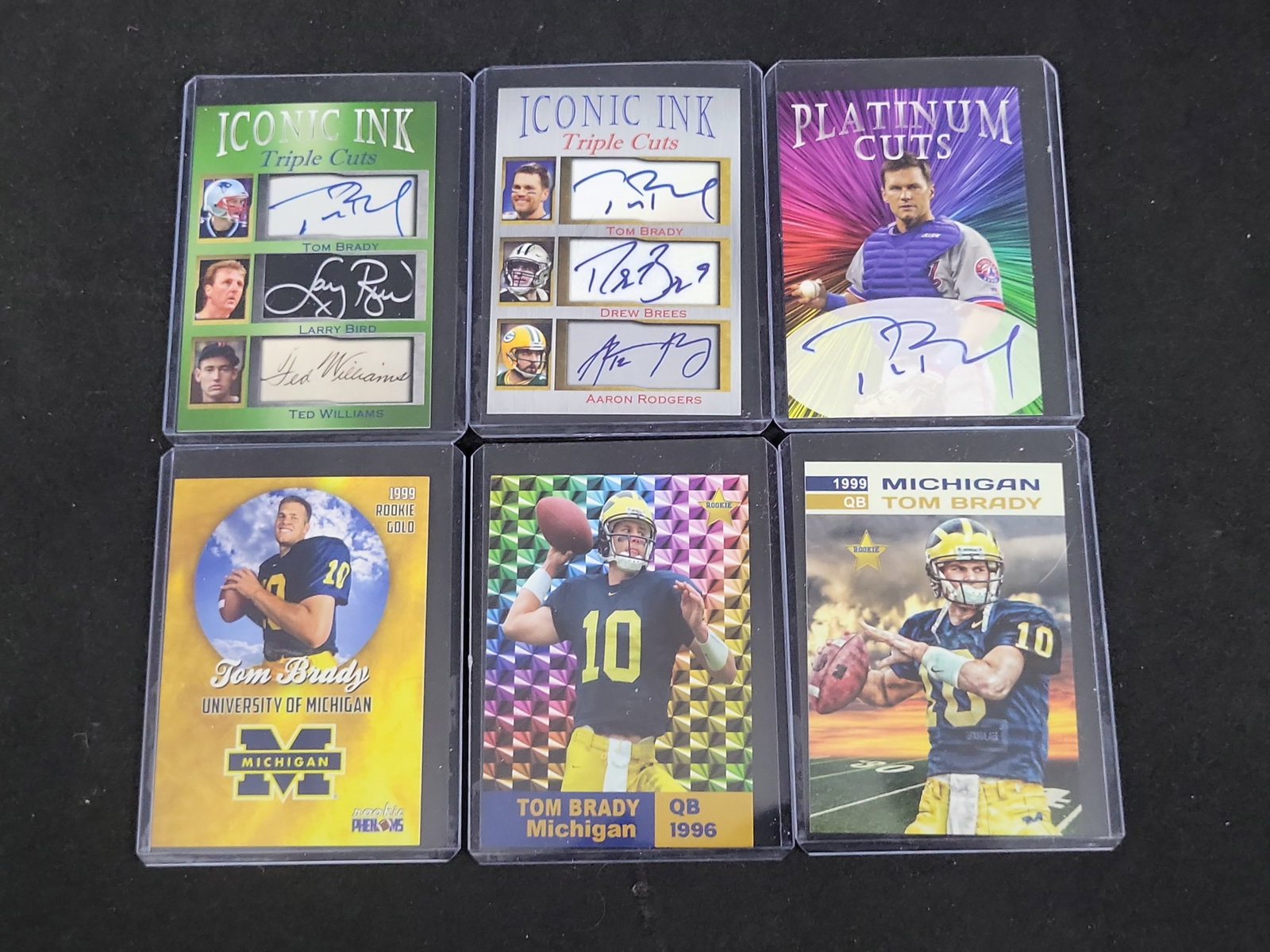 I01820 | A Set of Six Tom Brady Custom Unlicensed Trading Cards with Facsimile Autographs: BID PER WHAT YOU SEE IN THE PHOTO, NOT THE AI GENERATED TITLES AND DESCRIPTIONS! A Set of Six Tom Brady Custom Unlicensed Trading Cards with Facsimile Autographs This lot consists of six unlicensed, c