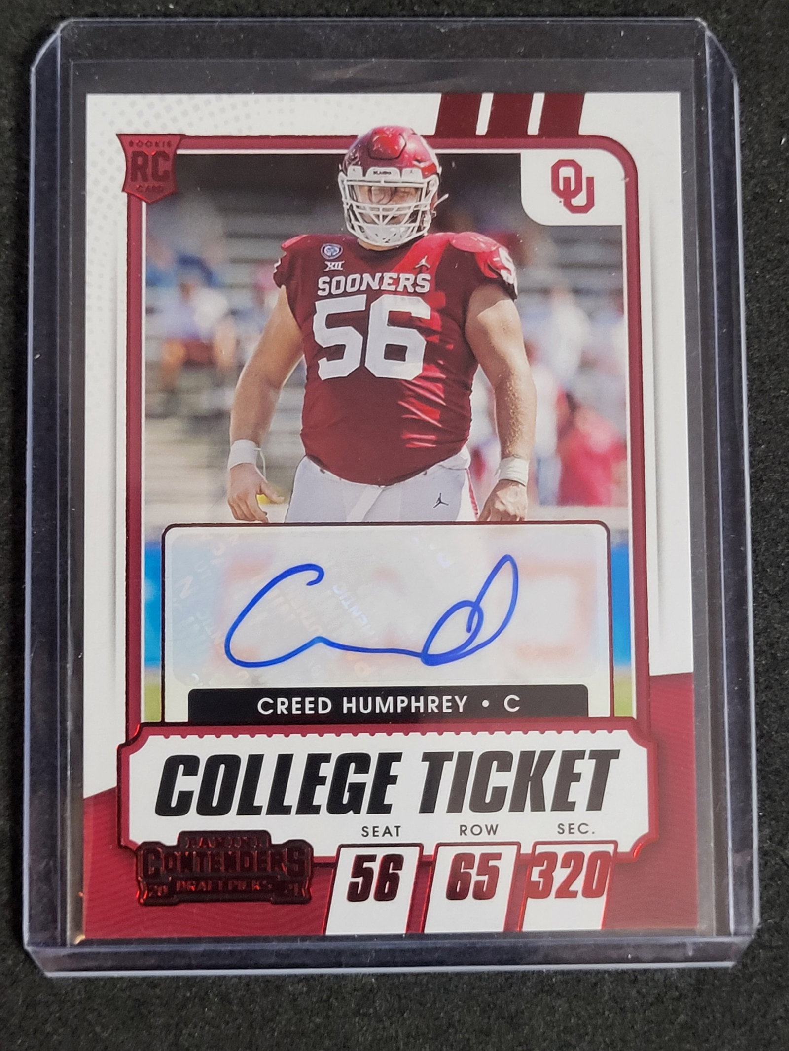 I03893 | 2021 Panini Contenders Draft Picks Creed Humphrey Rookie Autograph Card No. 238: BID PER WHAT YOU SEE IN THE PHOTO, NOT THE AI GENERATED TITLES AND DESCRIPTIONS! This 2021 Panini Contenders Draft Picks trading card features Creed Humphrey during his collegiate career with the Okla