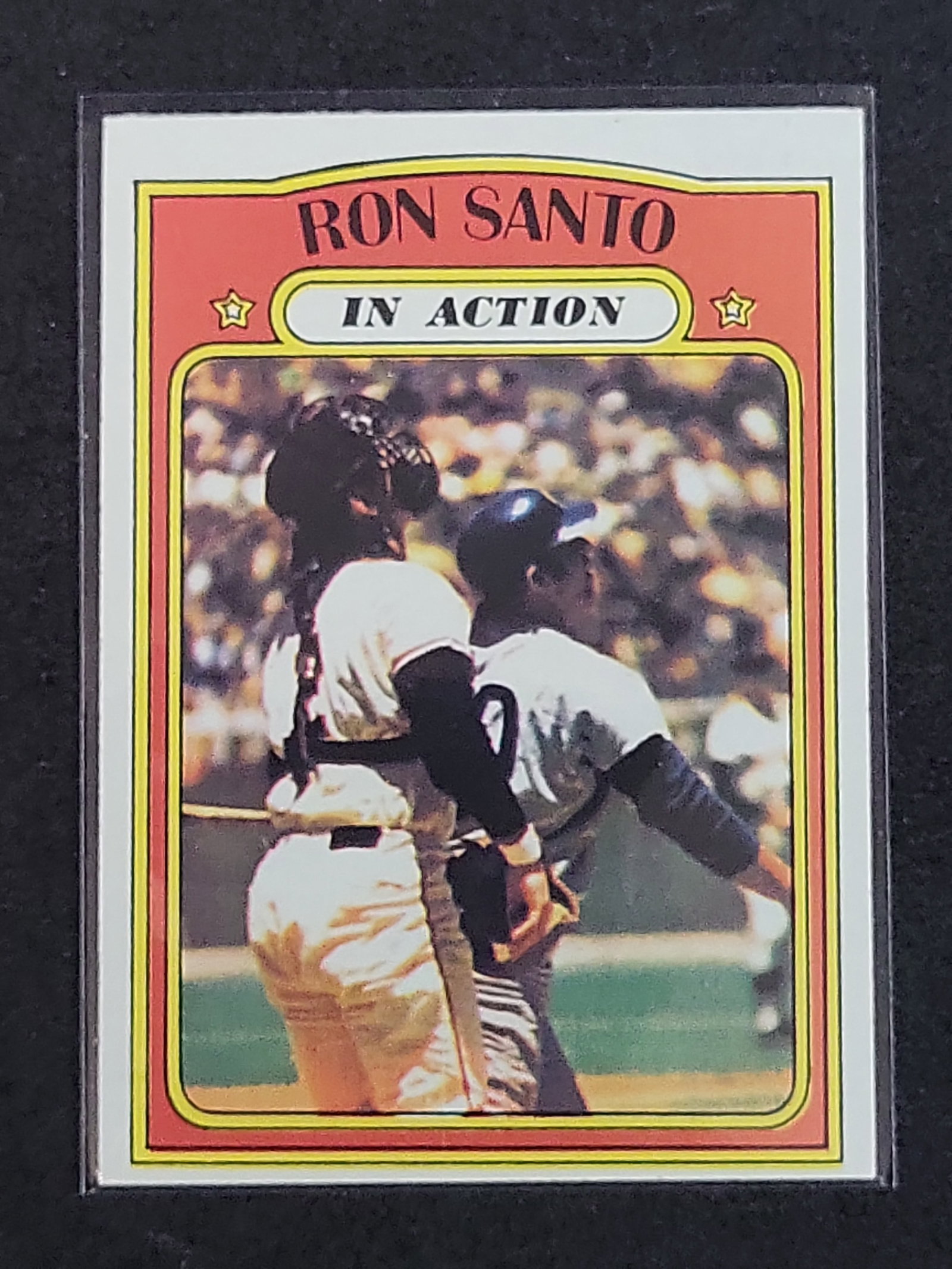 I03143 | 1972 Topps #556 Ron Santo In Action Baseball Card (1 of 2)