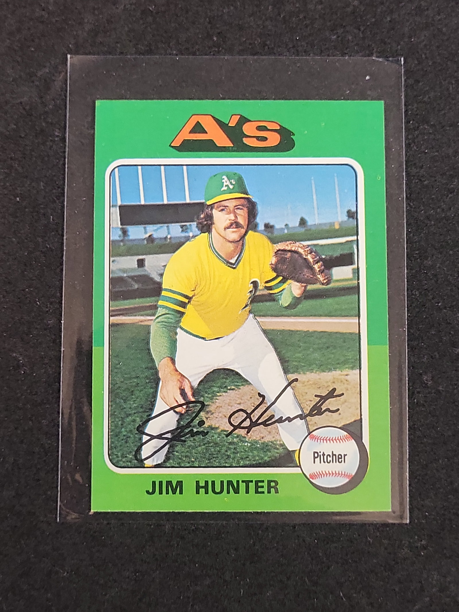 I03157 | 1975 Topps Jim Catfish Hunter Oakland As Baseball Card #230: BID PER WHAT YOU SEE IN THE PHOTO, NOT THE AI GENERATED TITLES AND DESCRIPTIONS! 1975 Topps Jim Catfish Hunter Oakland As Baseball Card #230 1975 Topps baseball card featuring Hall of Fame pitcher Jim