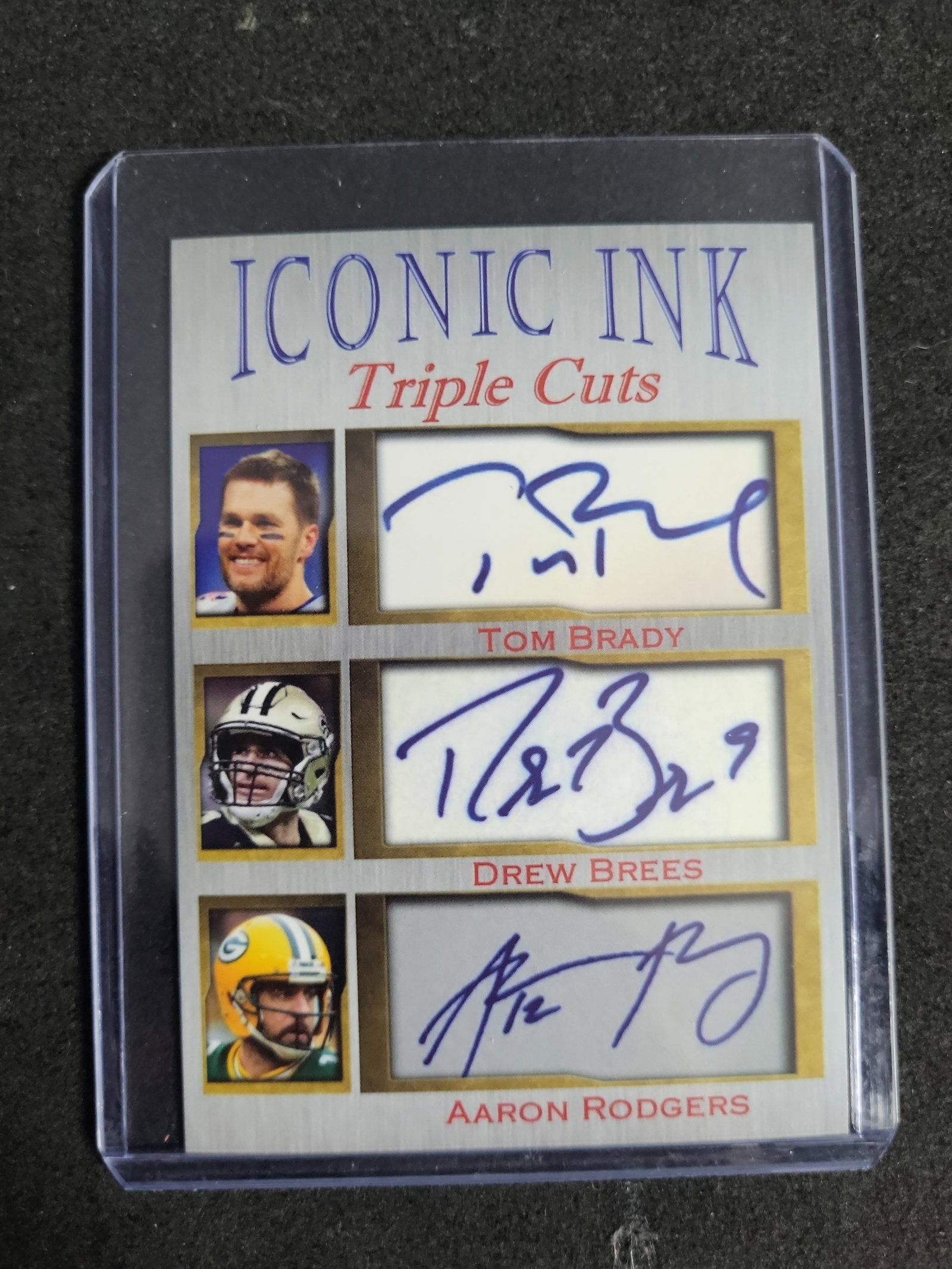 I03286 | Iconic Ink Triple Cuts Tom Brady Drew Brees Aaron Rodgers Facsimile Autograph Novelty Card: BID PER WHAT YOU SEE IN THE PHOTO, NOT THE AI GENERATED TITLES AND DESCRIPTIONS! An unlicensed novelty trading card produced under the brand name Iconic Ink, featuring the Triple Cuts design. The fron