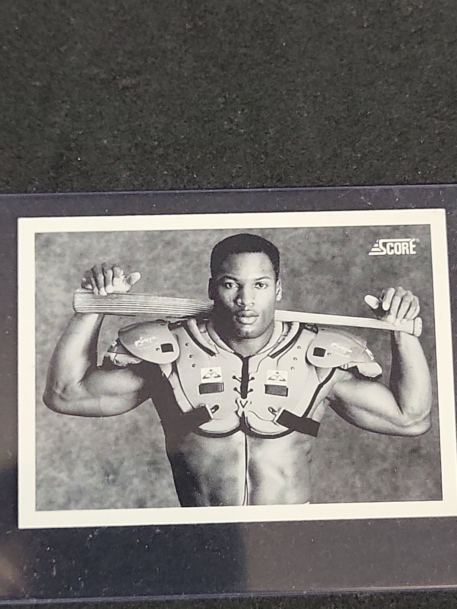 I03884 | 1990 Score Bo Jackson #697 Shoulder Pads Baseball Card: BID PER WHAT YOU SEE IN THE PHOTO, NOT THE AI GENERATED TITLES AND DESCRIPTIONS! This is a 1990 Score baseball card featuring multi-sport athlete Bo Jackson, card number 697. The front displays an ico