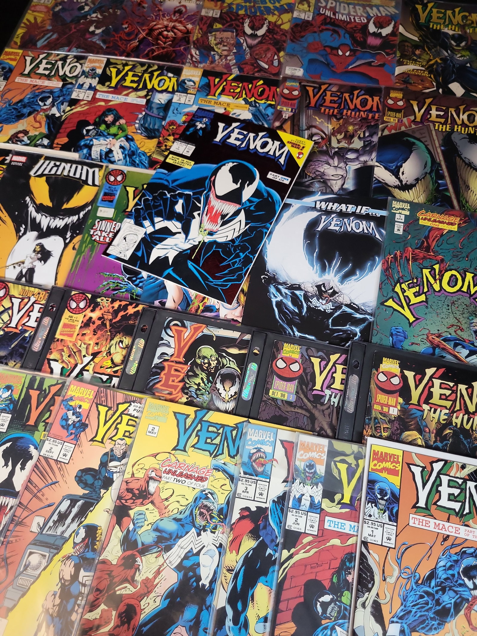 I03724 | A Collection of approximately 35 Marvel Comic Books featuring Venom and Carnage (1 of 15)