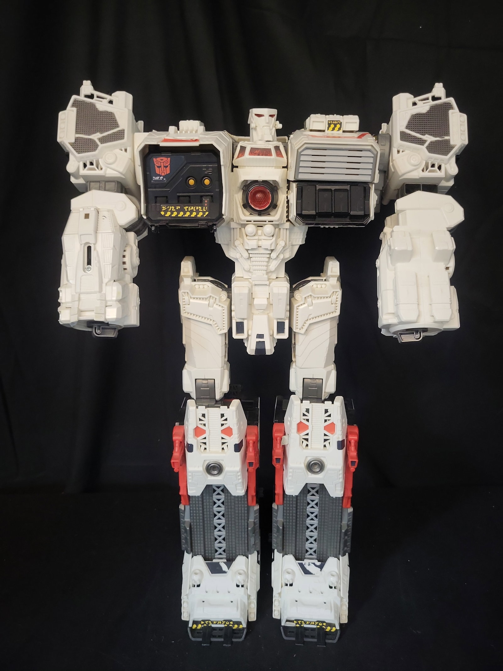 I03516 | Transformers Generations Titan Class Metroplex Action Figure (1 of 4)