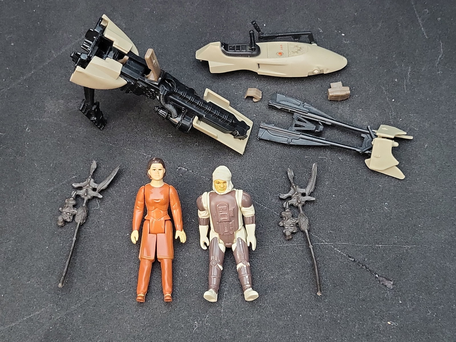I03635 | A Group of Vintage Kenner Star Wars Action Figures and Speeder Bike Components (1 of 9)