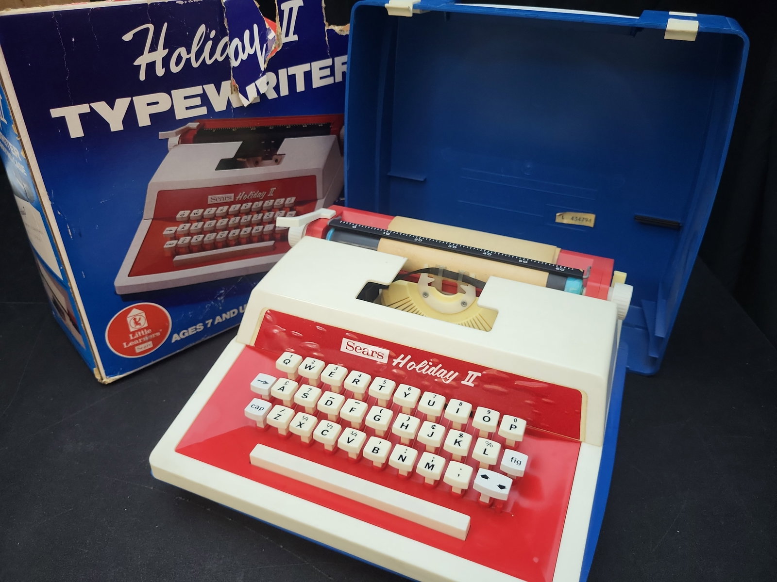 I03868 | Sears Holiday II Toy Typewriter by Byron Jardine Limited with Box and Case: BID PER WHAT YOU SEE IN THE PHOTO, NOT THE AI GENERATED TITLES AND DESCRIPTIONS! A vintage Sears Holiday II manual toy typewriter manufactured by Byron Jardine Limited in Nottingham, England. This mod