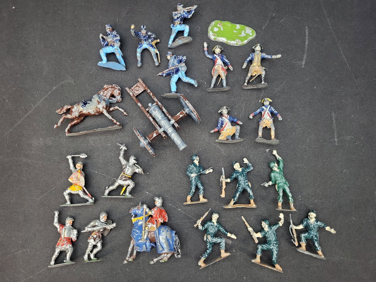 I03933 | A Collection of Twenty-One Vintage Toy Soldiers and Military Accessories (1 of 6)