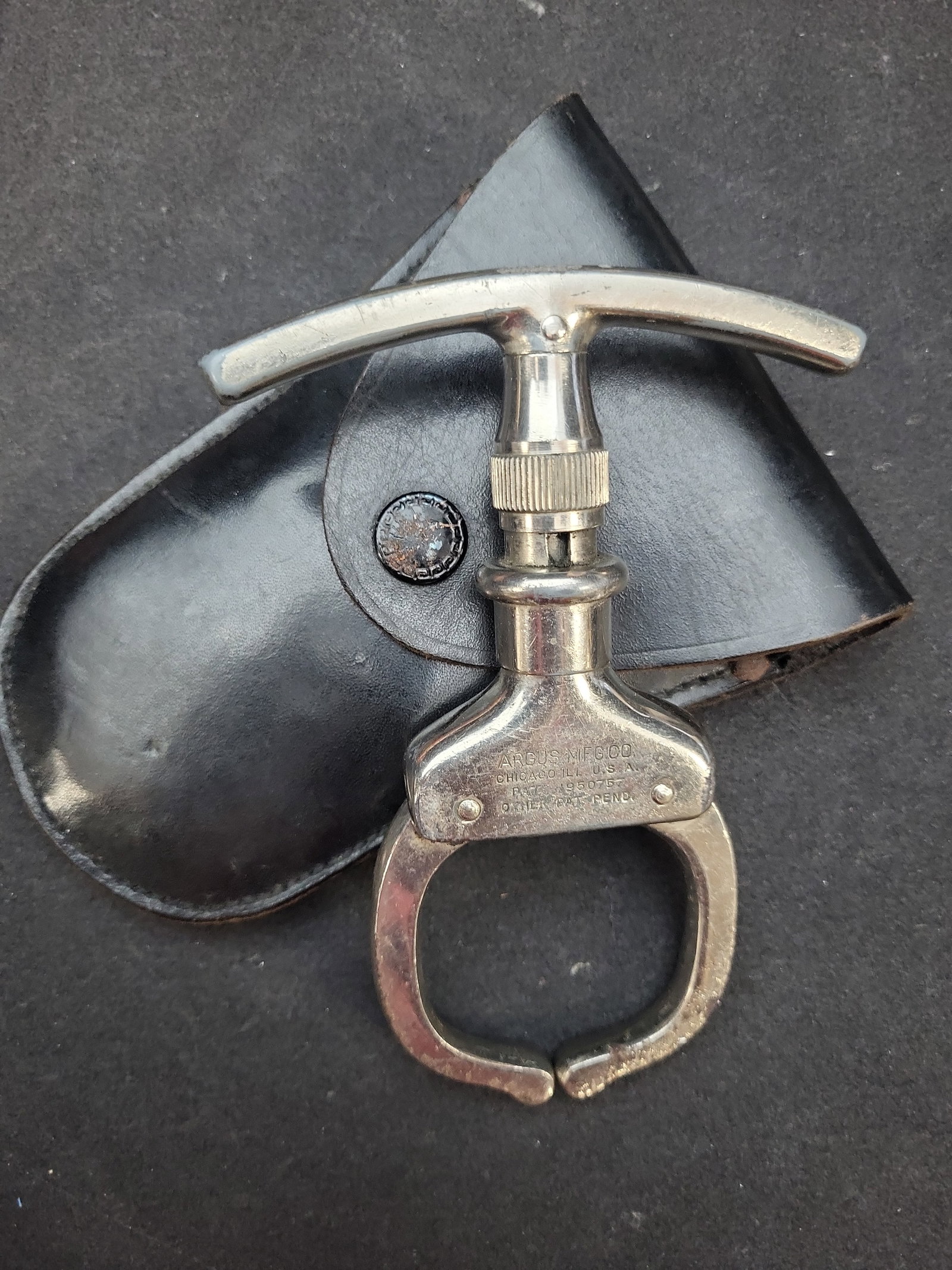 I03657 | Argus Manufacturing Company The Iron Claw Police Come-Along Restraint with Leather Pouch: BID PER WHAT YOU SEE IN THE PHOTO, NOT THE AI GENERATED TITLES AND DESCRIPTIONS! Argus Manufacturing Company The Iron Claw Police Come-Along Restraint with Leather Pouch An original mid-20th-century l
