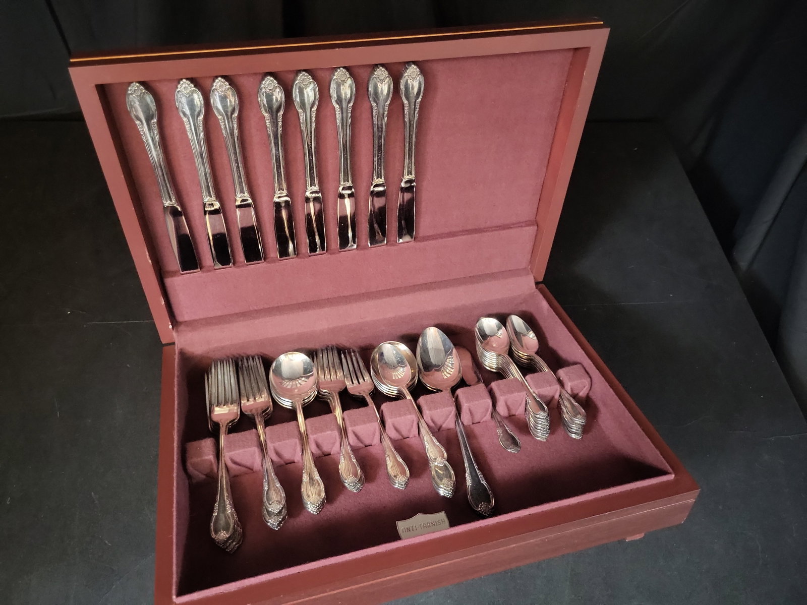 I03122 | Oneida Community Plate Silver-Plated Flatware Set in Evening Star Pattern (1 of 5)