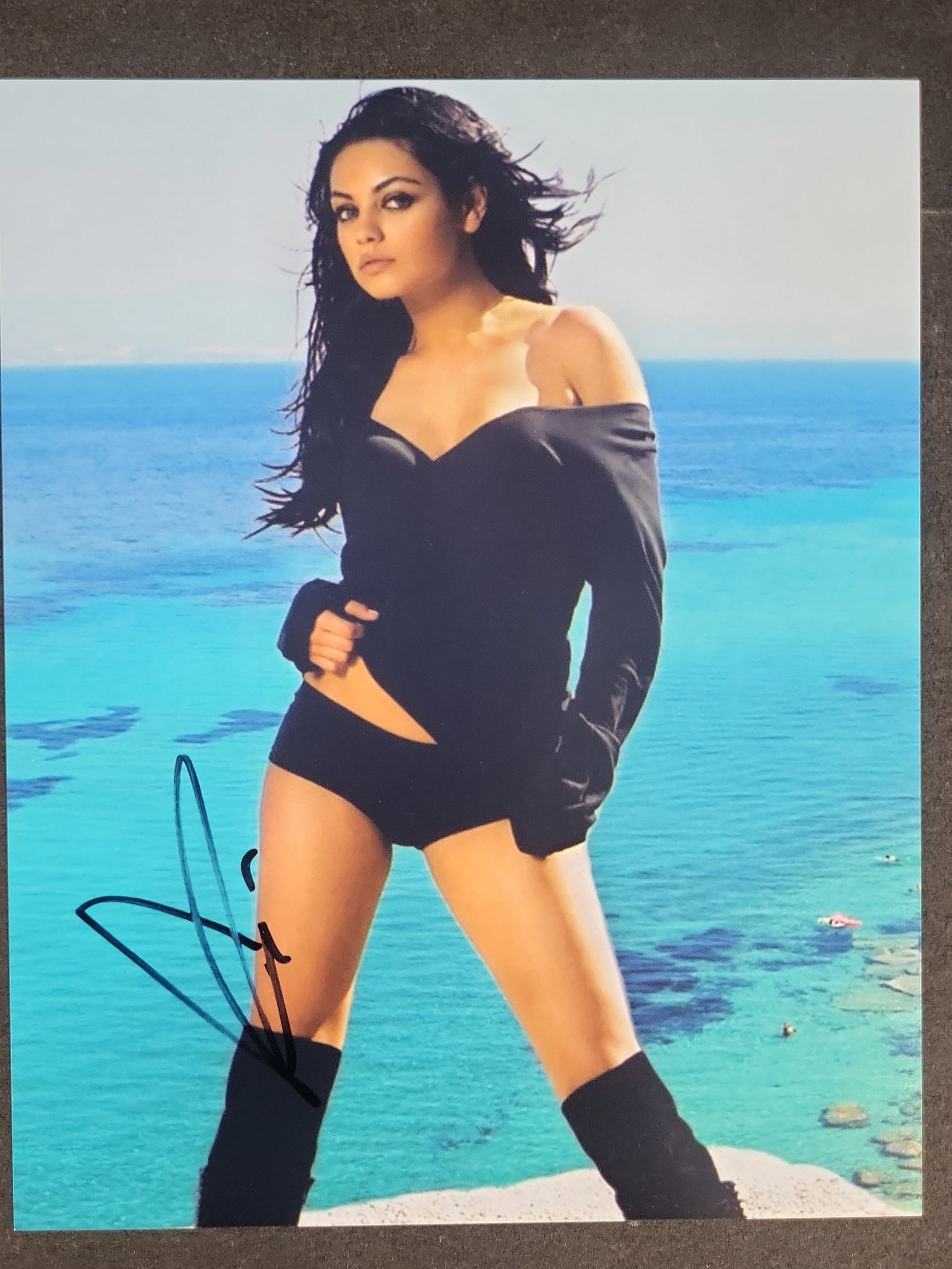 I04410 | Mila Kunis Autographed Color Photograph: IMPORTANT â€“ PLEASE REVIEW BEFORE BIDDING: Aeron House makes every effort to accurately identify and describe each lot; however, titles and descriptions may contain errors, omissions, or AI-a