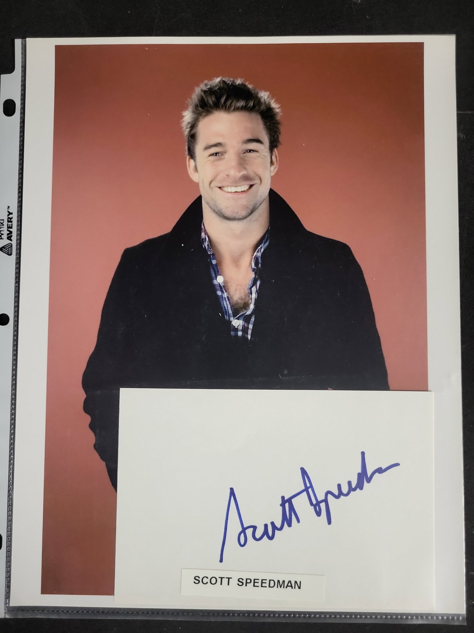 I04424 | Scott Speedman Autographed Photo and Card: IMPORTANT â€“ PLEASE REVIEW BEFORE BIDDING: Aeron House makes every effort to accurately identify and describe each lot; however, titles and descriptions may contain errors, omissions, or AI-a