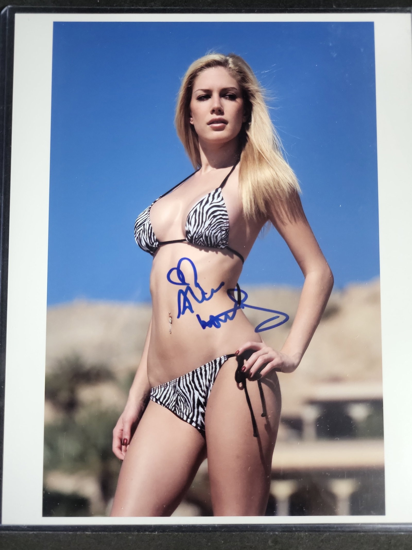 I04425 | Heidi Montag Signed 8x10 Photograph: IMPORTANT â€“ PLEASE REVIEW BEFORE BIDDING: Aeron House makes every effort to accurately identify and describe each lot; however, titles and descriptions may contain errors, omissions, or AI-a