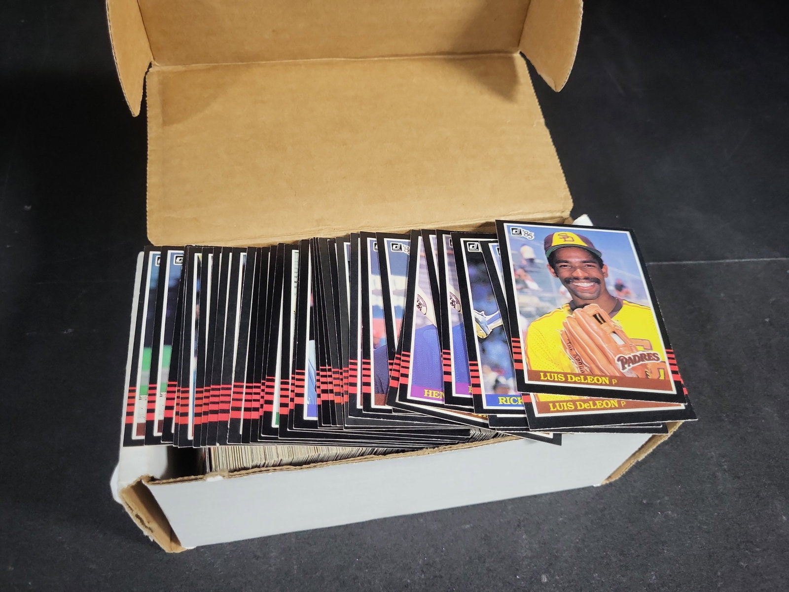 I04477 | 1985 Donruss Baseball Card Collection: IMPORTANT â€“ PLEASE REVIEW BEFORE BIDDING: Aeron House makes every effort to accurately identify and describe each lot; however, titles and descriptions may contain errors, omissions, or AI-a