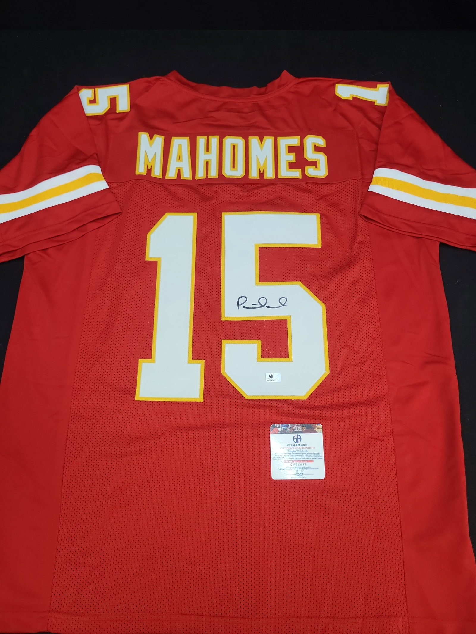 I04322 | Signed Patrick Mahomes Chiefs Jersey: IMPORTANT â€“ PLEASE REVIEW BEFORE BIDDING: Aeron House makes every effort to accurately identify and describe each lot; however, titles and descriptions may contain errors, omissions, or AI-a