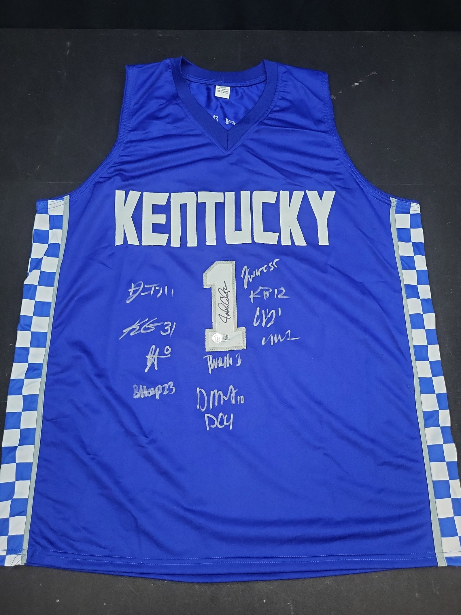 I04694 | Signed Kentucky Basketball Team Jersey Beckett: IMPORTANT â€“ PLEASE REVIEW BEFORE BIDDING: Aeron House makes every effort to accurately identify and describe each lot; however, titles and descriptions may contain errors, omissions, or AI-a