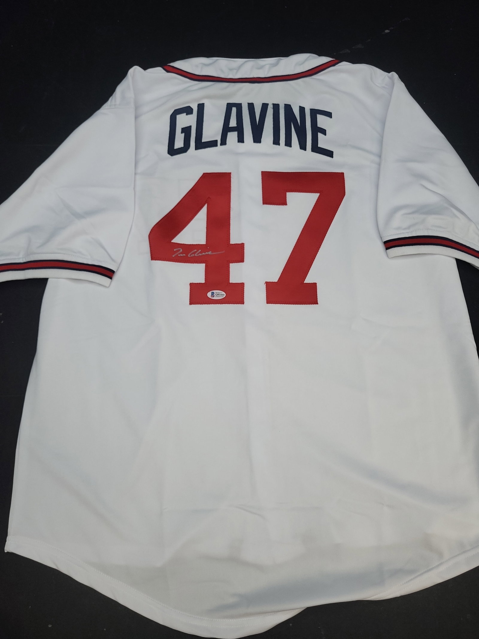 I04696 | Signed Tom Glavine Jersey Beckett: IMPORTANT â€“ PLEASE REVIEW BEFORE BIDDING: Aeron House makes every effort to accurately identify and describe each lot; however, titles and descriptions may contain errors, omissions, or AI-a