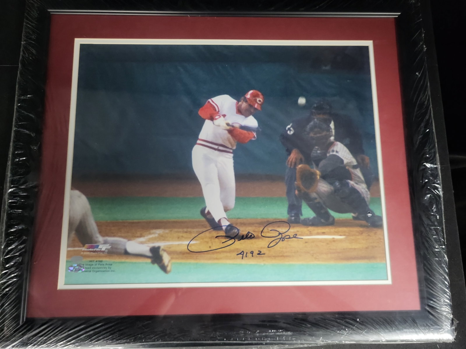 I04174 | Pete Rose Signed Framed Photograph Mounted Memories: IMPORTANT â€“ PLEASE REVIEW BEFORE BIDDING: Aeron House makes every effort to accurately identify and describe each lot; however, titles and descriptions may contain errors, omissions, or AI-a