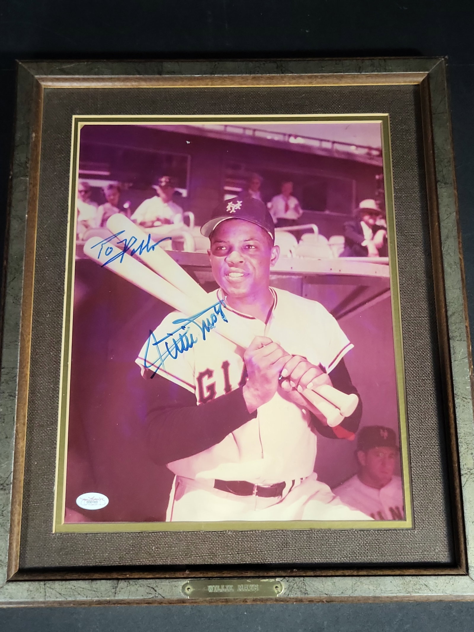 I04388 | Willie Mays Signed Framed Photograph JSA: IMPORTANT â€“ PLEASE REVIEW BEFORE BIDDING: Aeron House makes every effort to accurately identify and describe each lot; however, titles and descriptions may contain errors, omissions, or AI-a