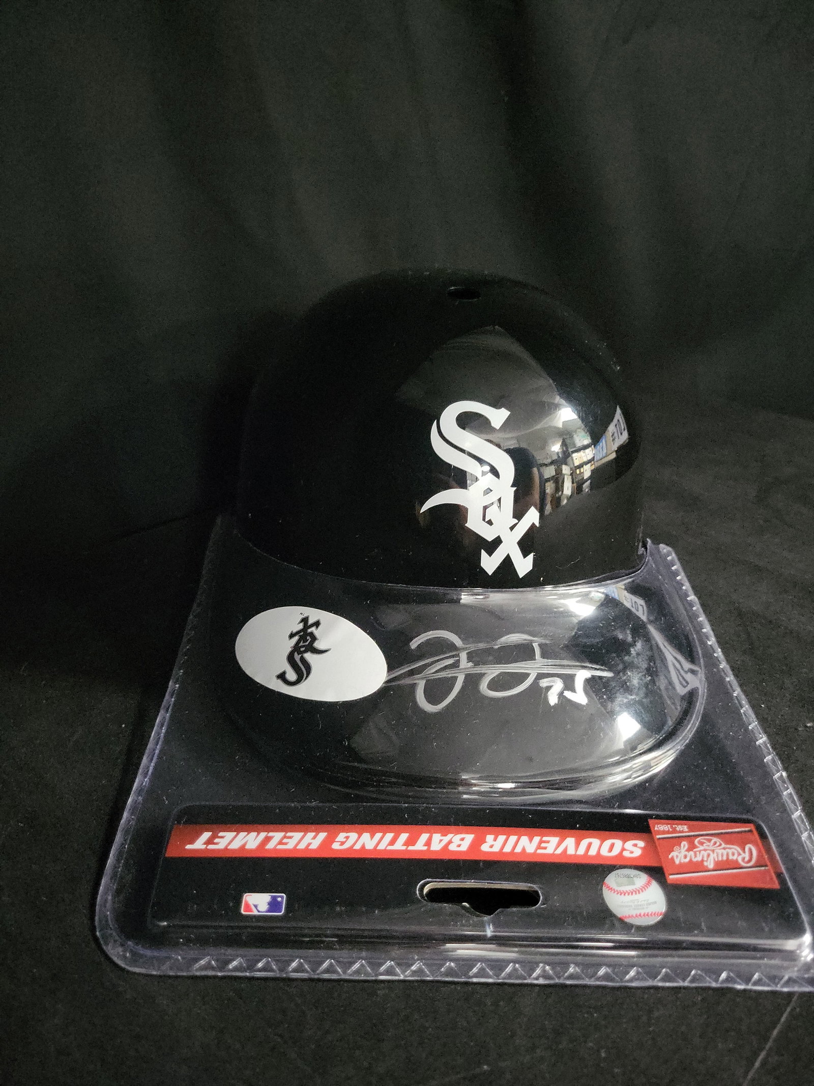 I04331 | Signed Frank Thomas White Sox Helmet Beckett: IMPORTANT â€“ PLEASE REVIEW BEFORE BIDDING: Aeron House makes every effort to accurately identify and describe each lot; however, titles and descriptions may contain errors, omissions, or AI-a